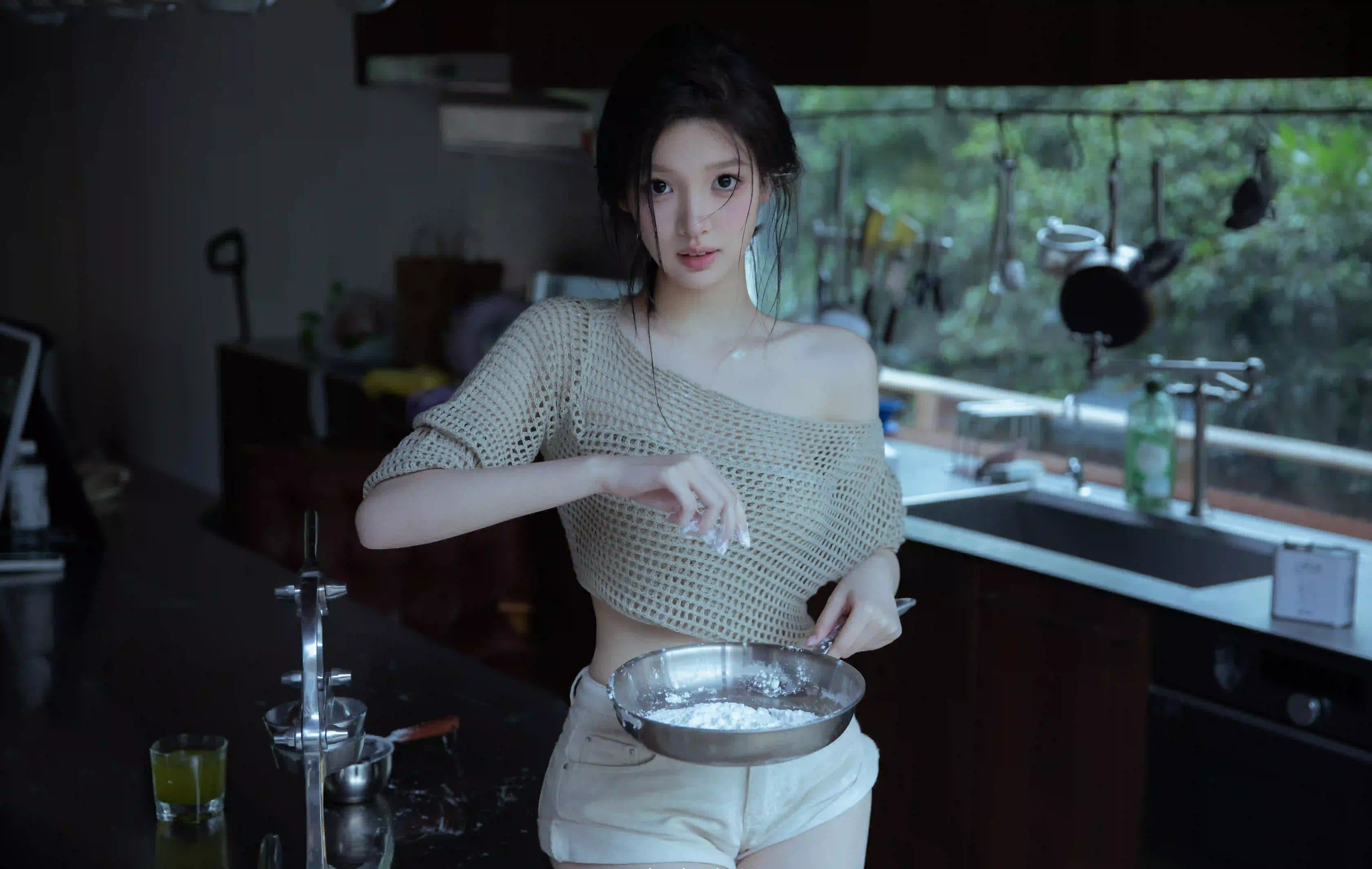 长发清纯美女 居家写真 厨房