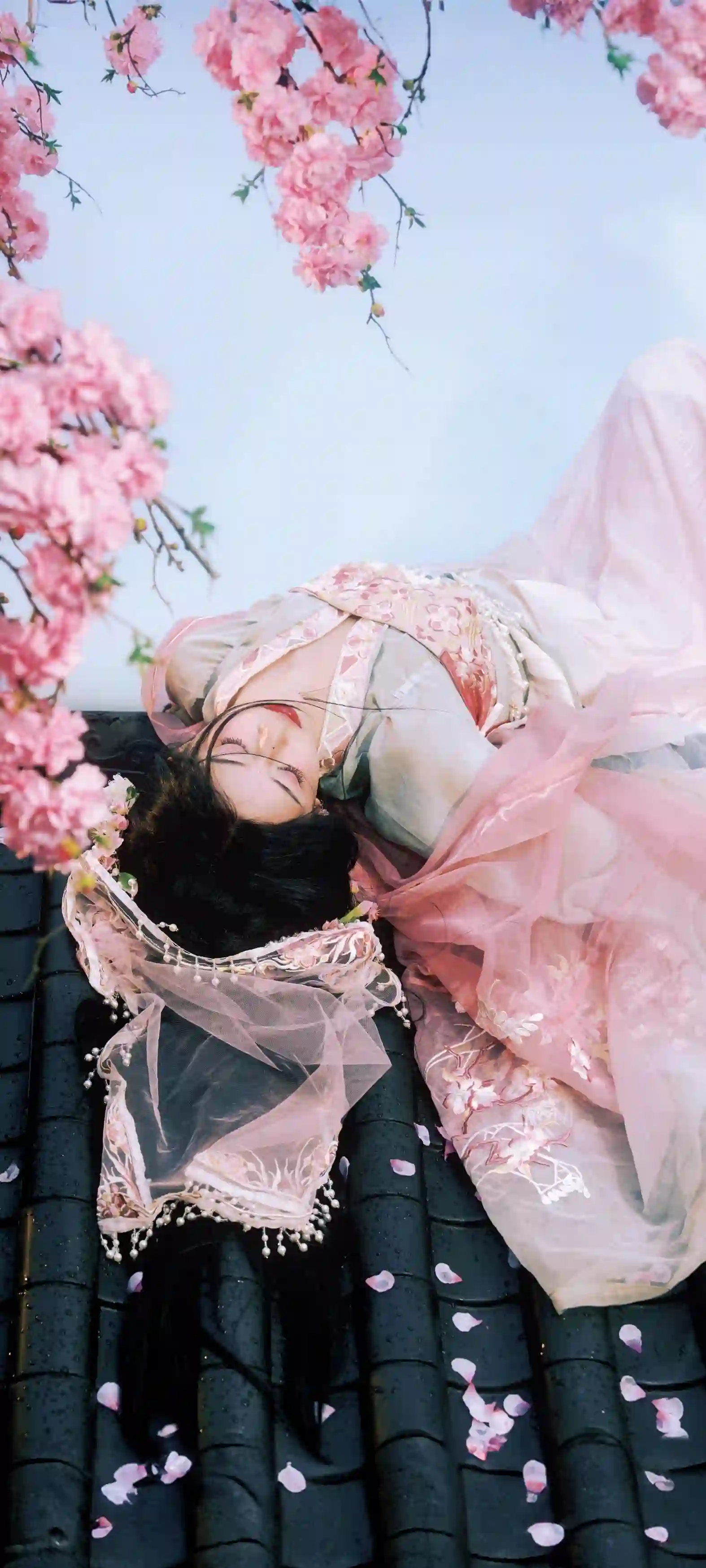 躺在屋顶上的长发古风美女 汉服古风 粉色