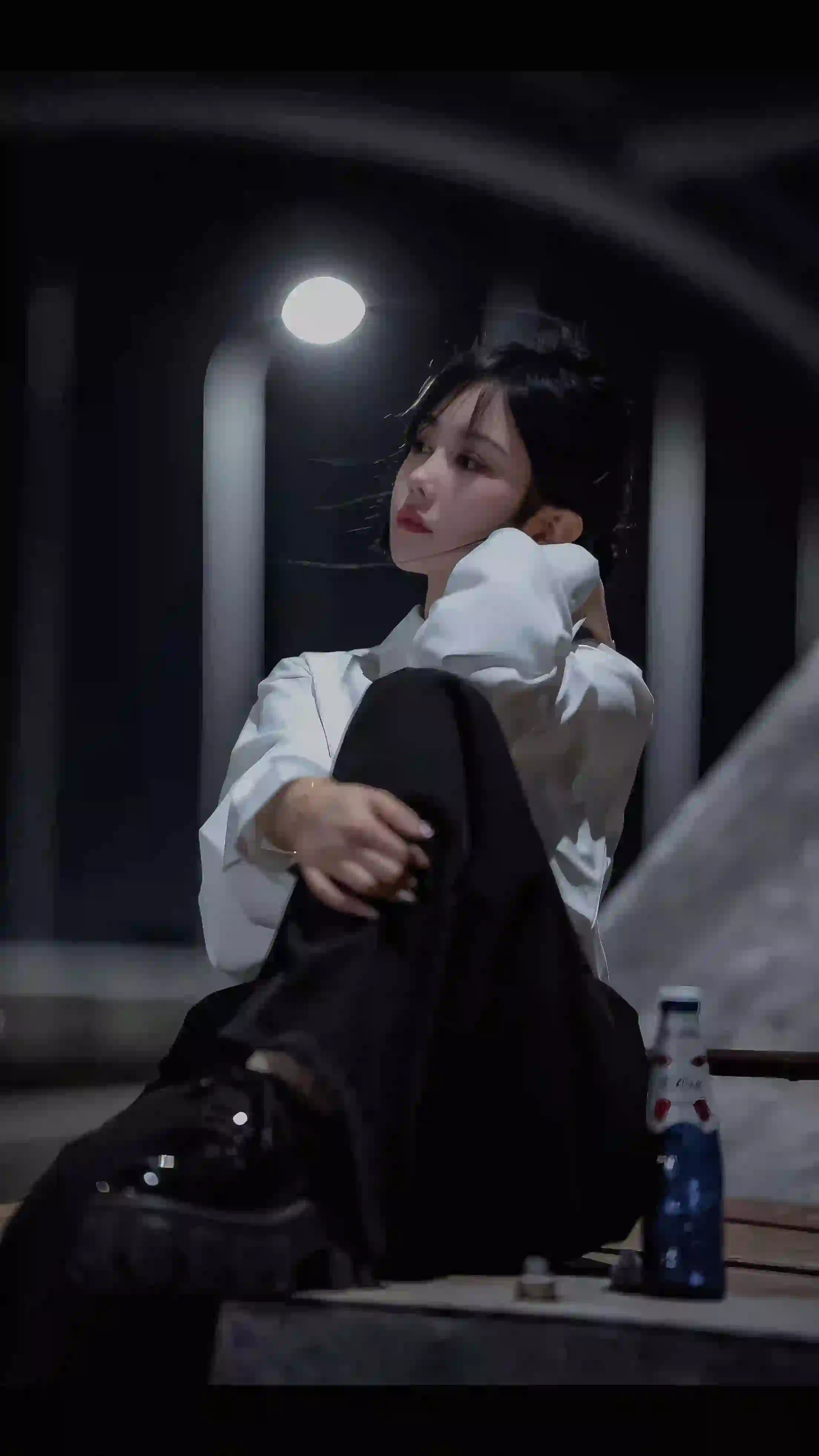 长发美女 明月当空 啤酒 白色衣服