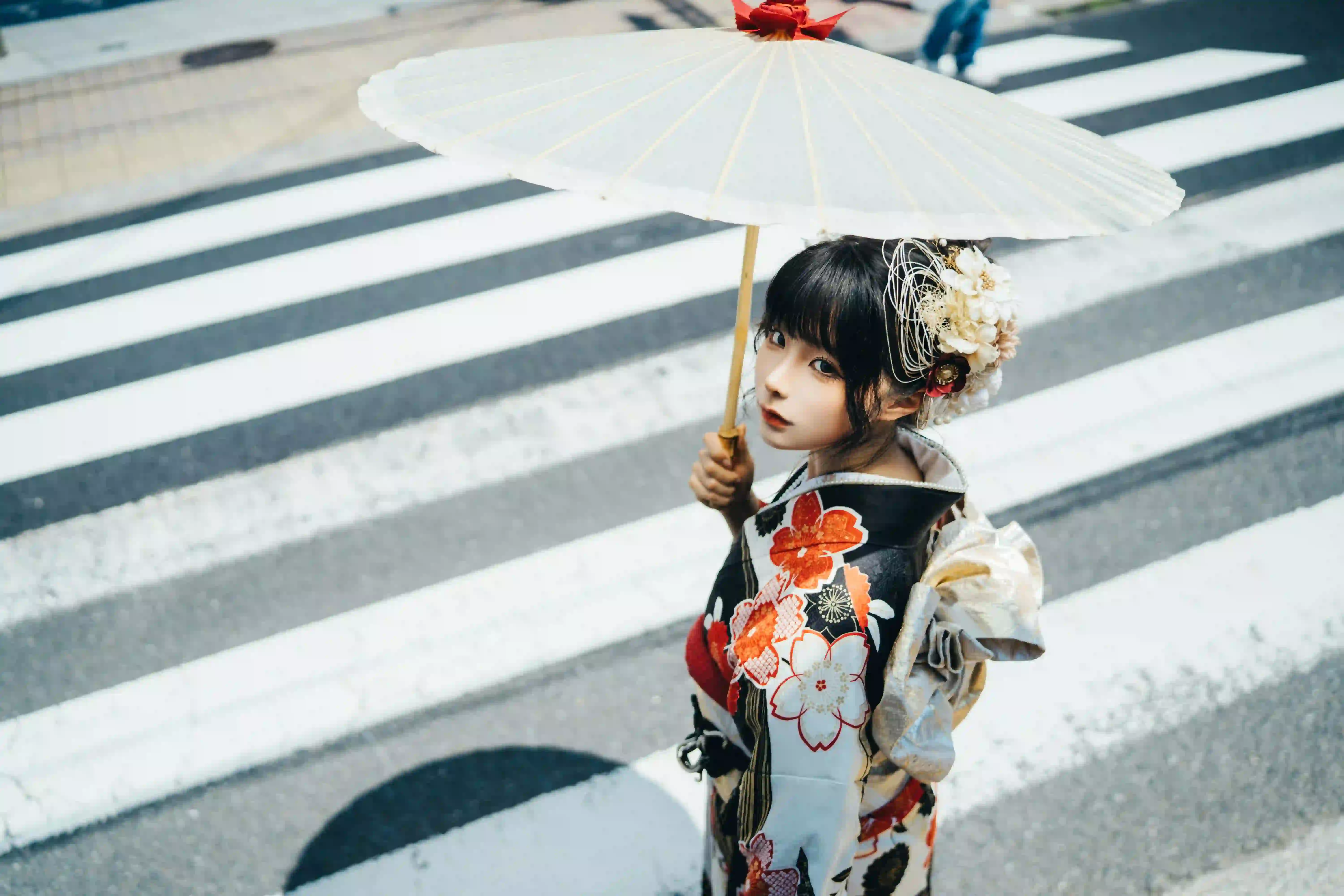 和服 长发美女 街道 白色雨伞 斑马线