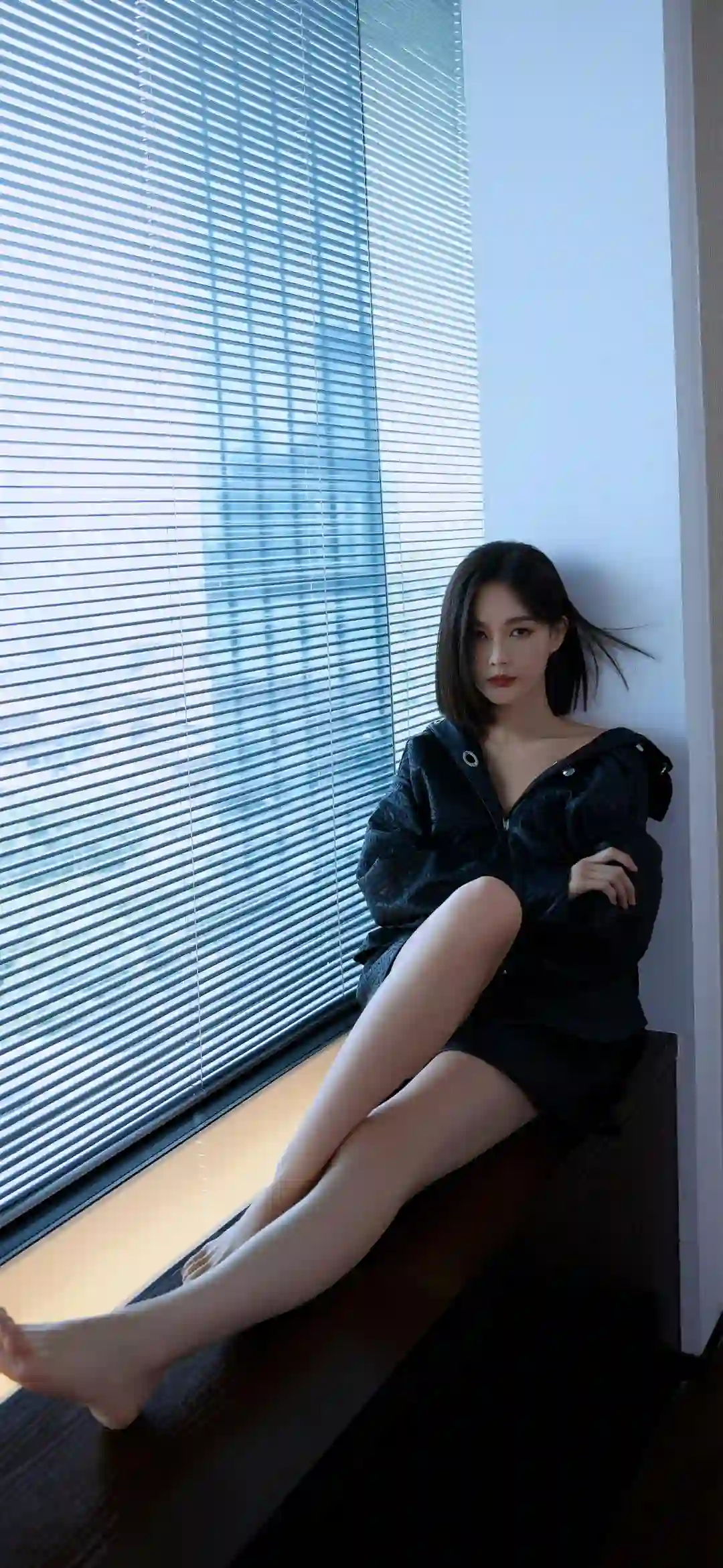 靠在窗台的长腿美女 李一桐