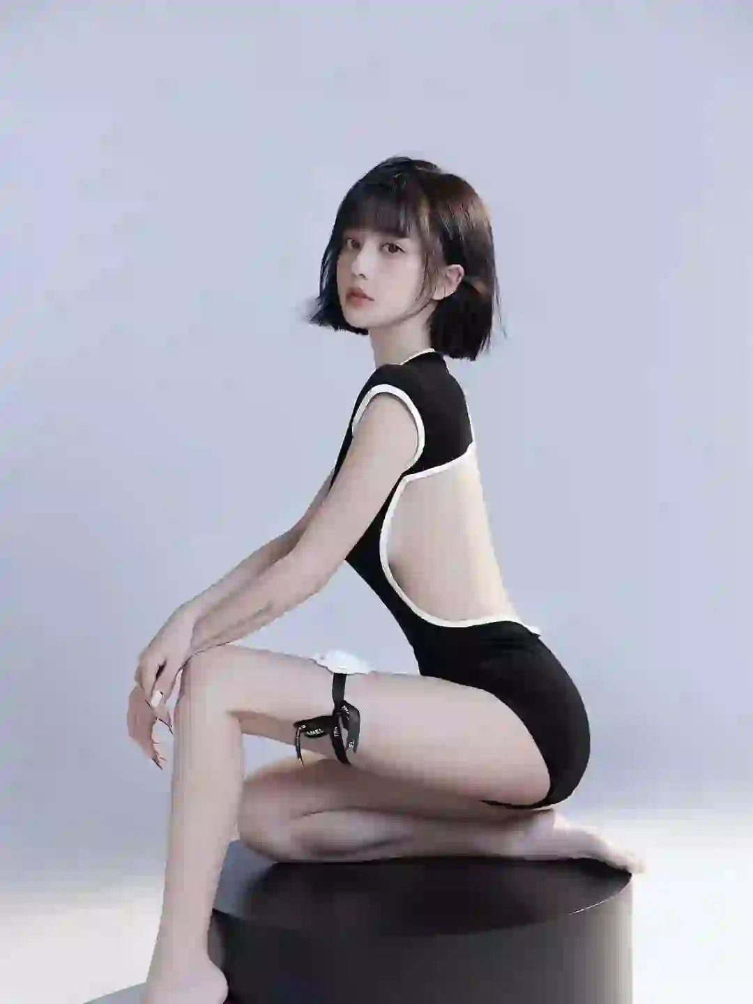 短发清纯美女 性感美女 黑色连衣裙 长腿美女