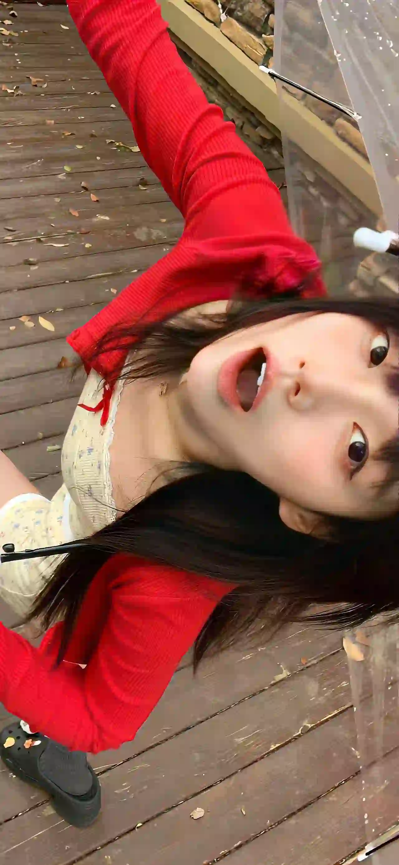 可爱美女 红色衣服 户外写真