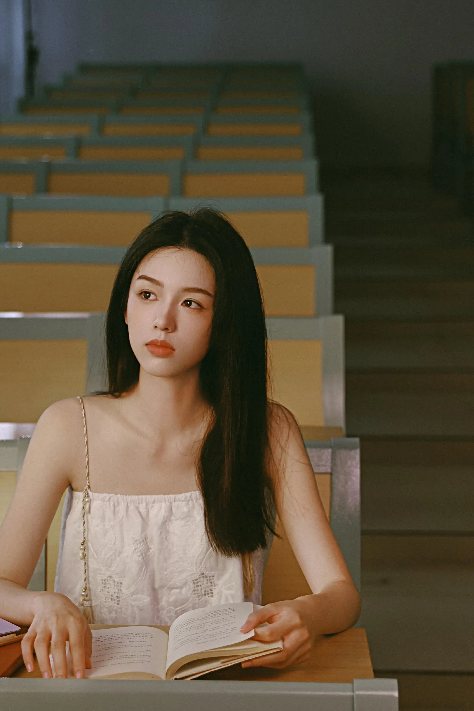 在教室里看书的长发白裙 美女 周也
