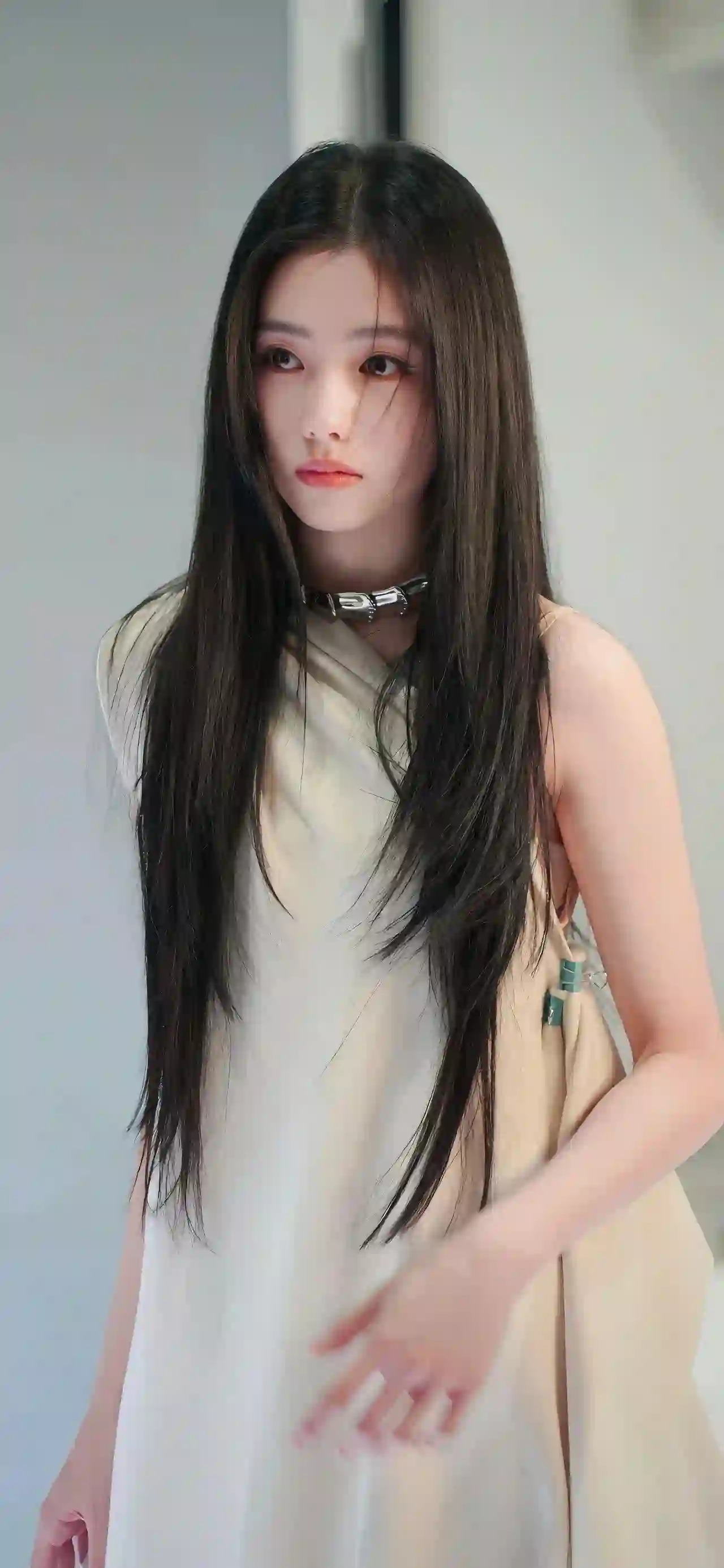 长发少女 白色连衣裙 银饰项圈 清冷气质 人像壁纸