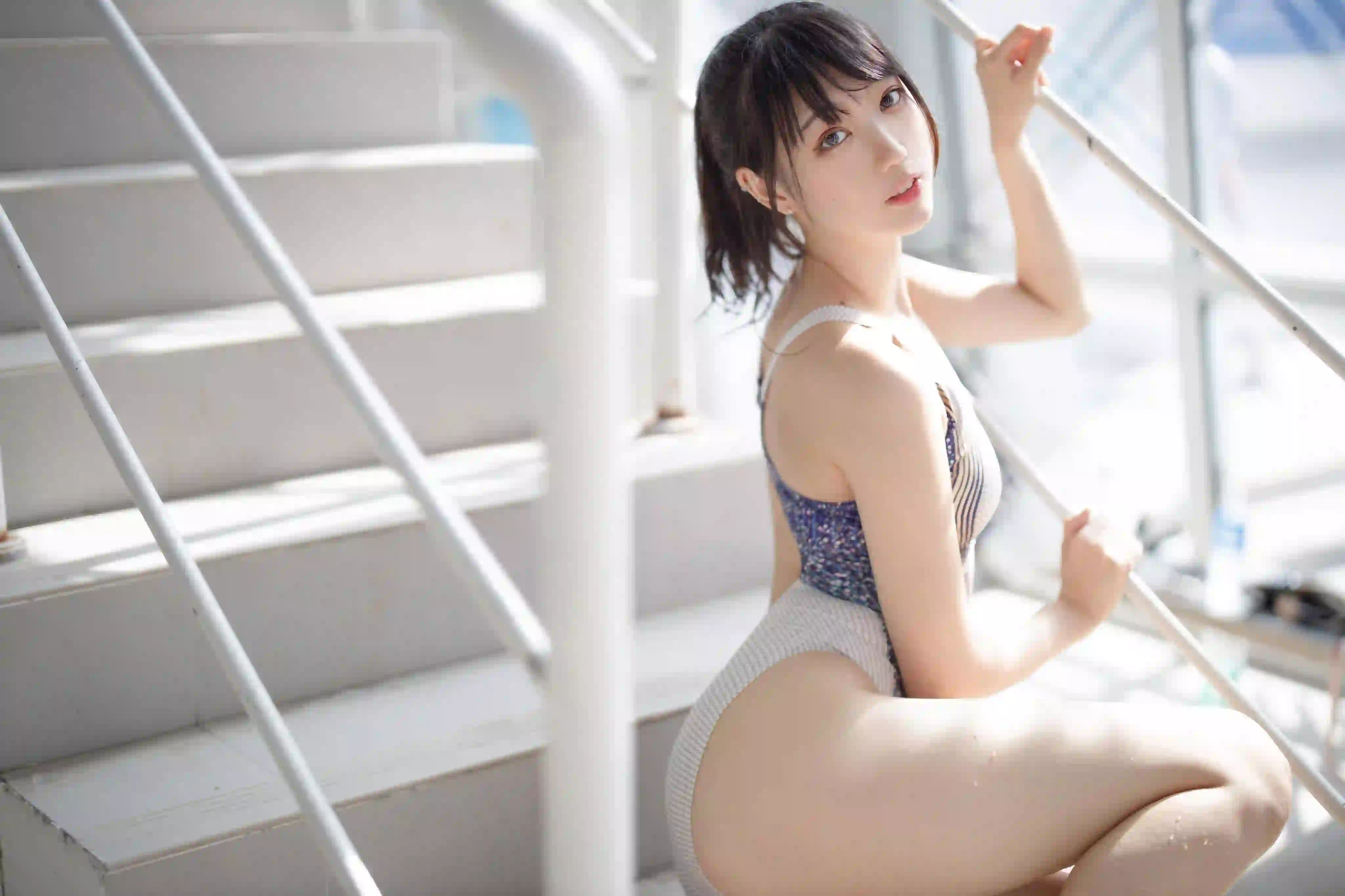 泳池 长发性感美女 泳衣 性感美女 楼梯