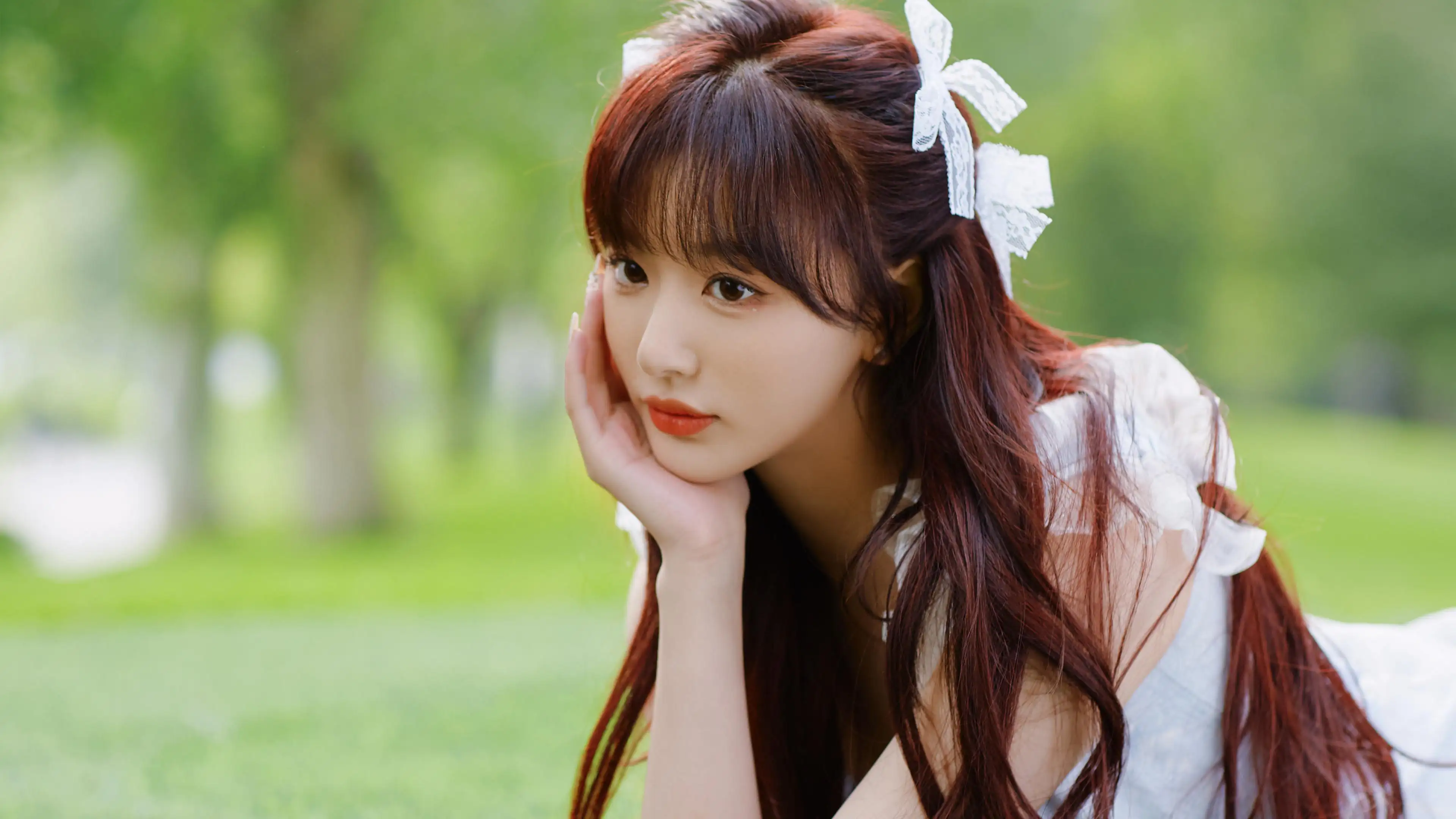 可爱长发美女孔雪儿4k壁纸