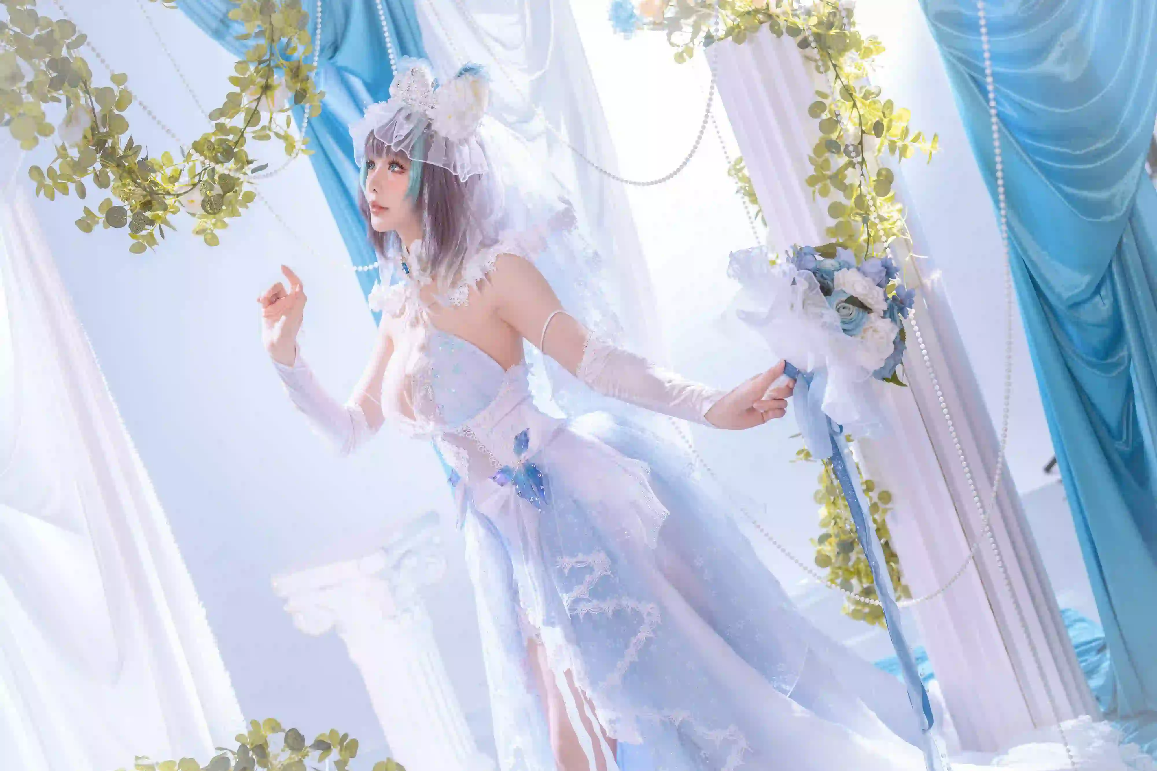 长发性感美女 白色婚纱 蓝色 绿色 优雅