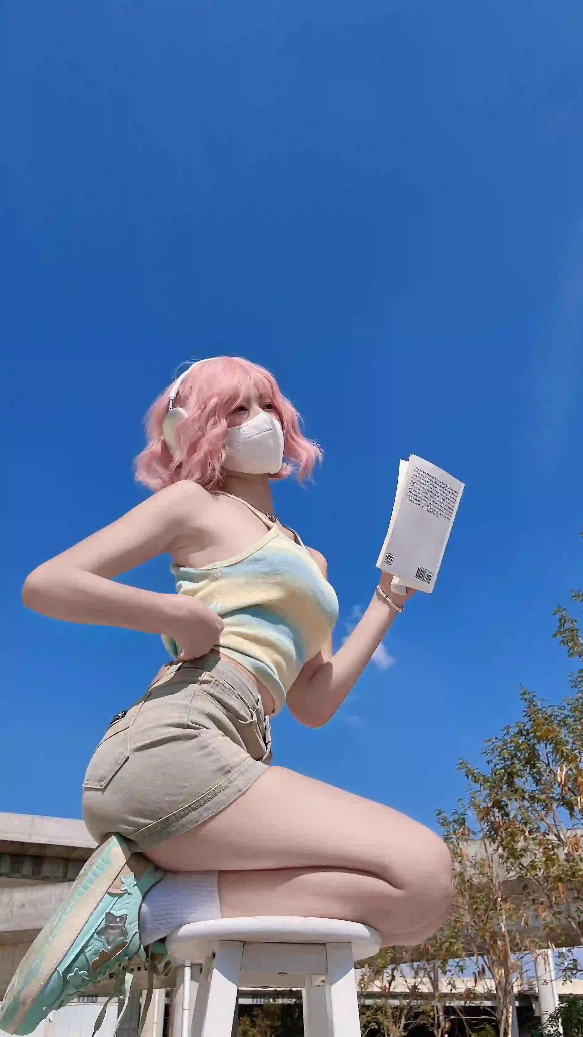 蓝色天空 粉色短发女孩 长腿美女