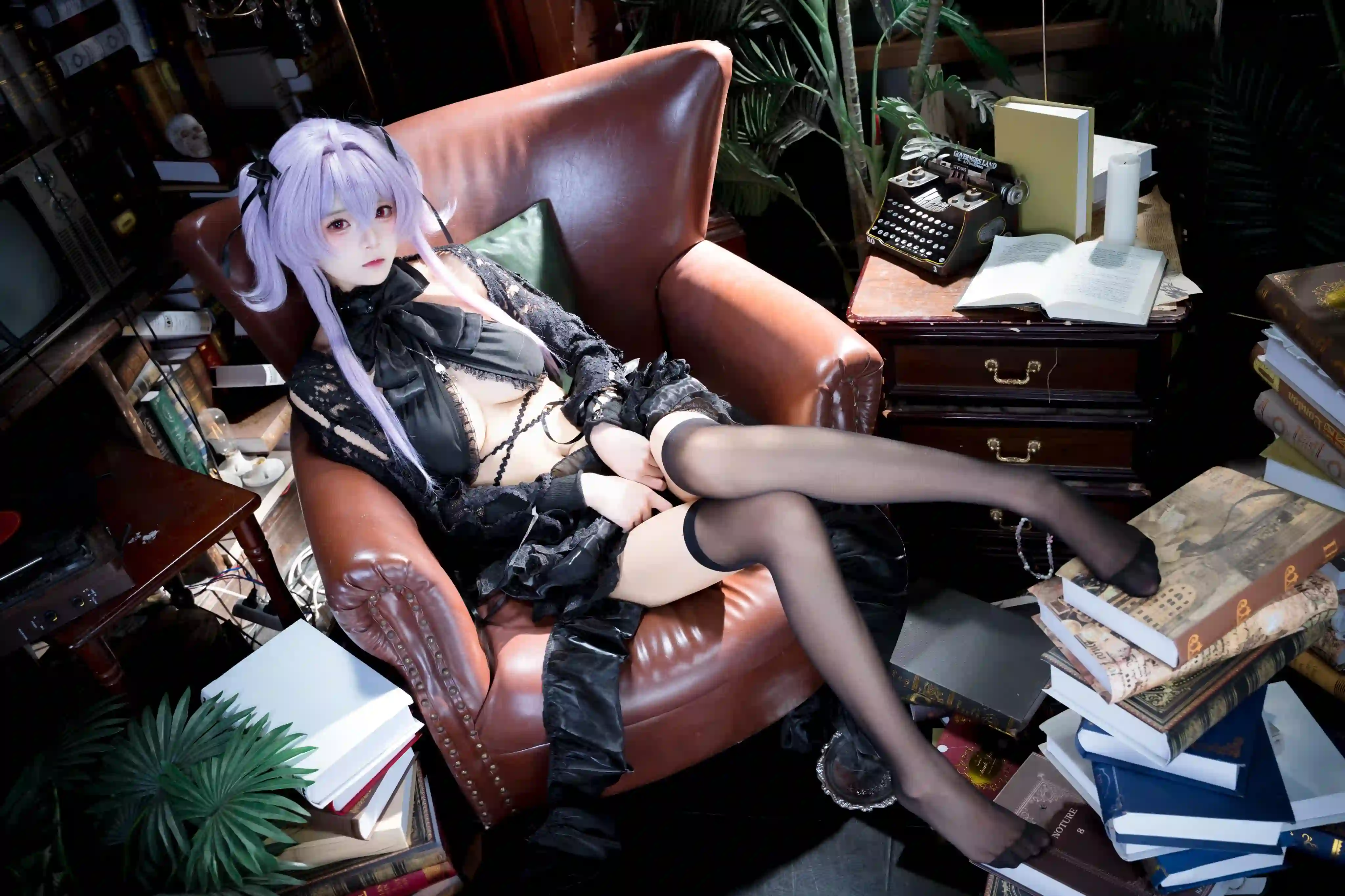 紫发少女身着黑蕾丝服饰，慵懒倚靠在复古棕色皮椅上，周围堆叠着旧书与复古摆件，暗调光线营造出神秘魅惑的氛围感。