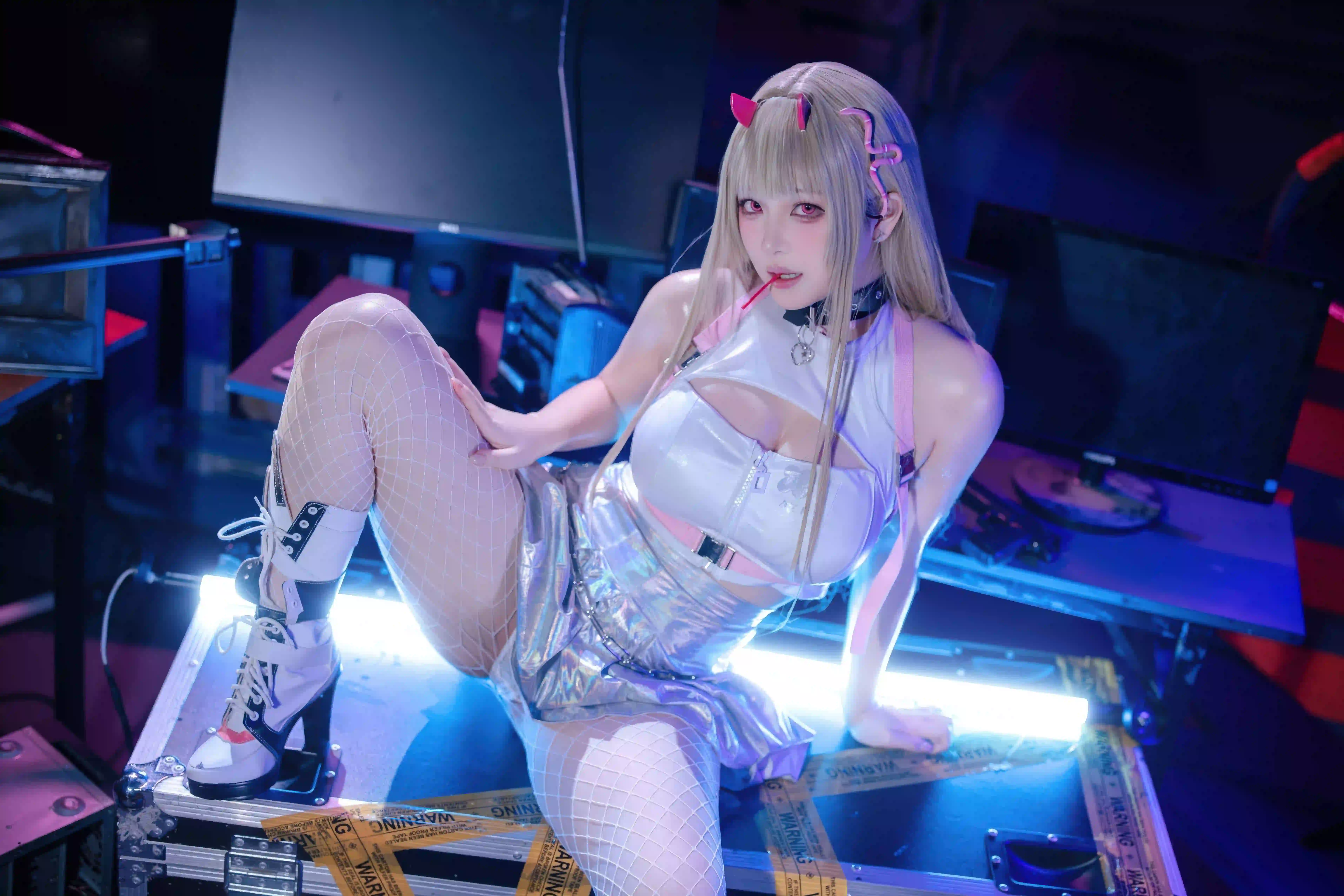 长发性感美女 长腿美女 恶魔角 渔网袜 渐变衣服