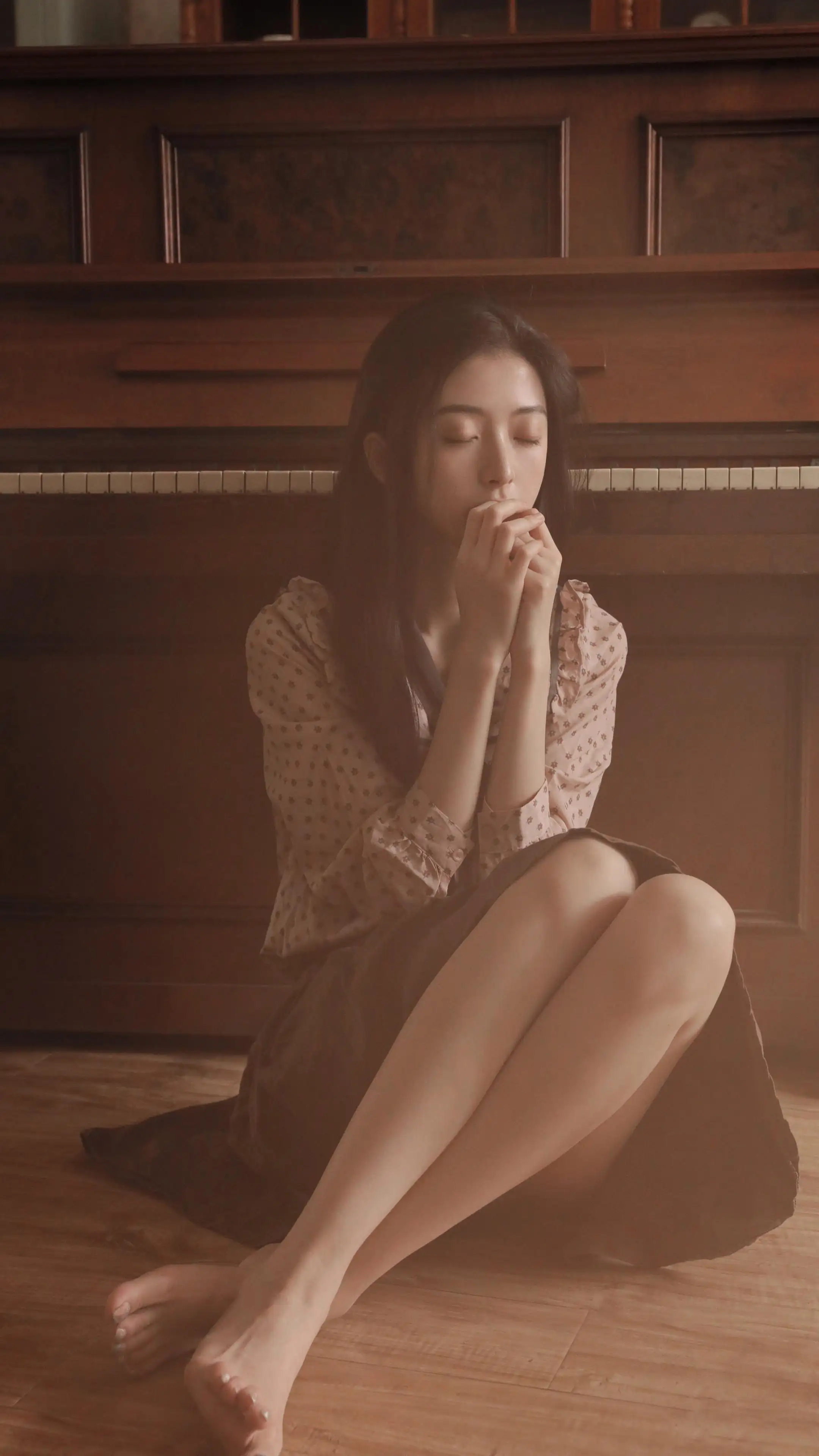 坐在地板上的美女 裙子 唯美闭眼