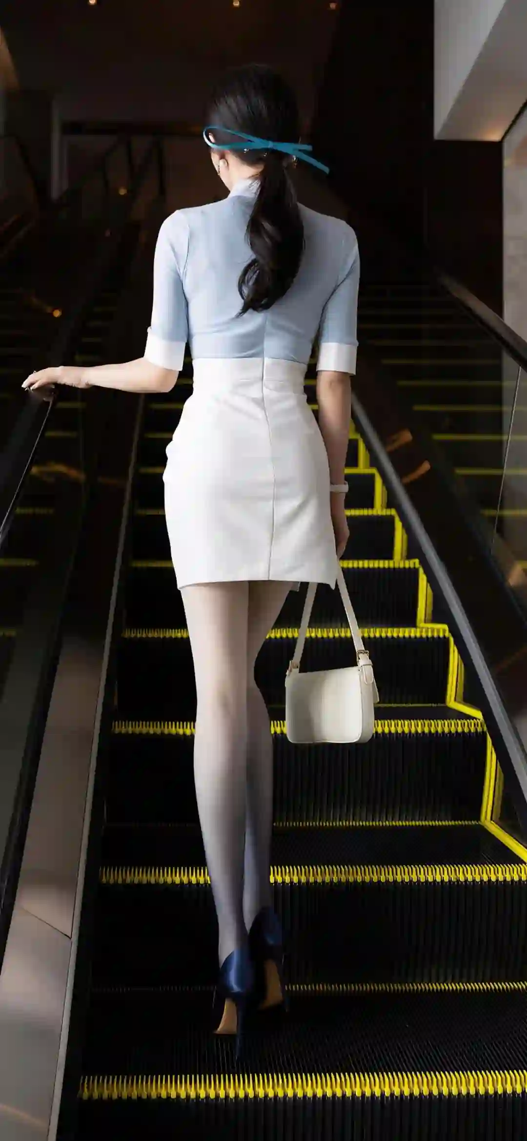 职场女性 丝袜 背影 自动扶梯 高跟鞋 时尚穿搭