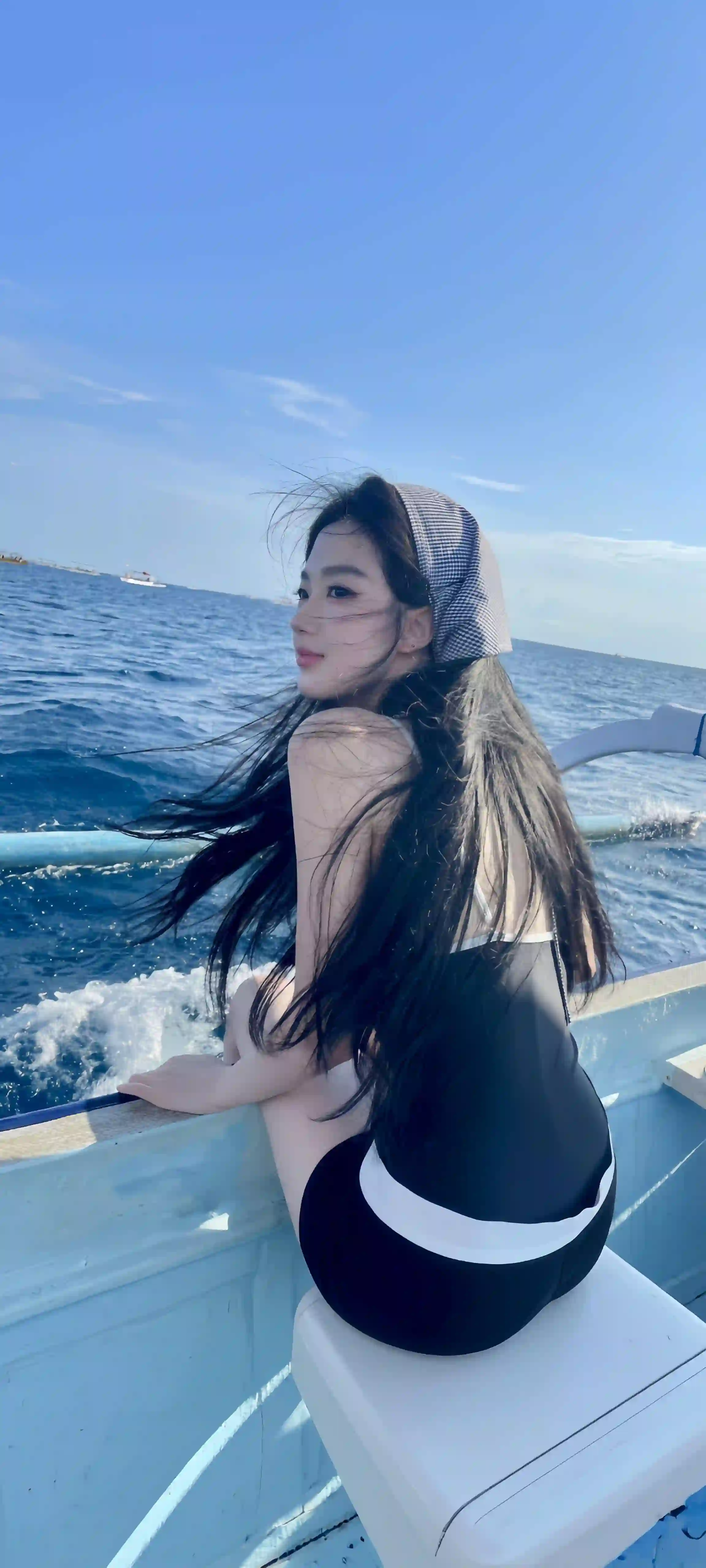 海边 游艇 女孩 泳装 格纹头巾 长发 碧海蓝天 夏日
