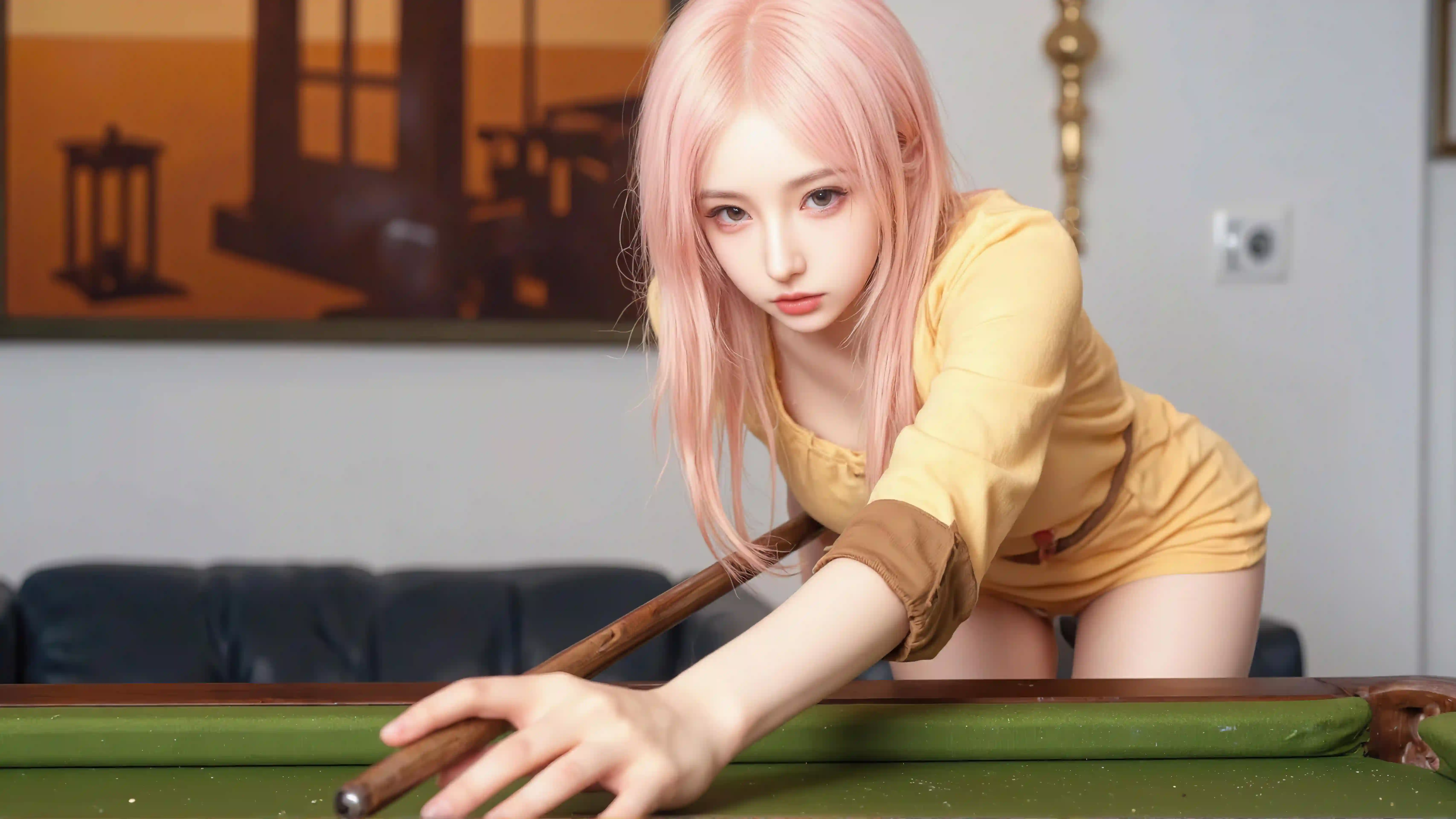 身穿黄色衣服的粉发女孩 正在打台球的女孩