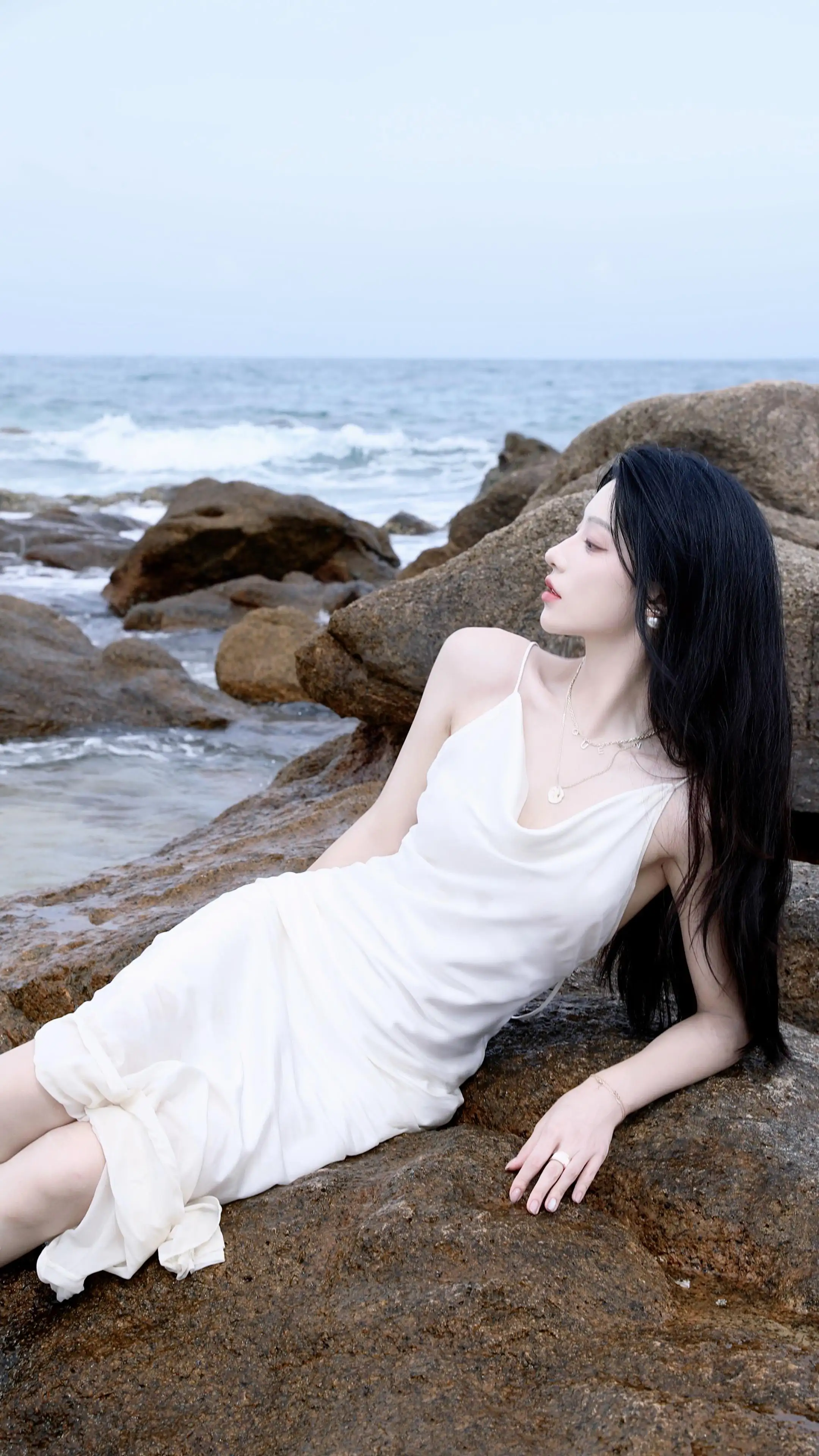 海边 美人鱼 ʯͷ 白色裙子 美女 潘白雪