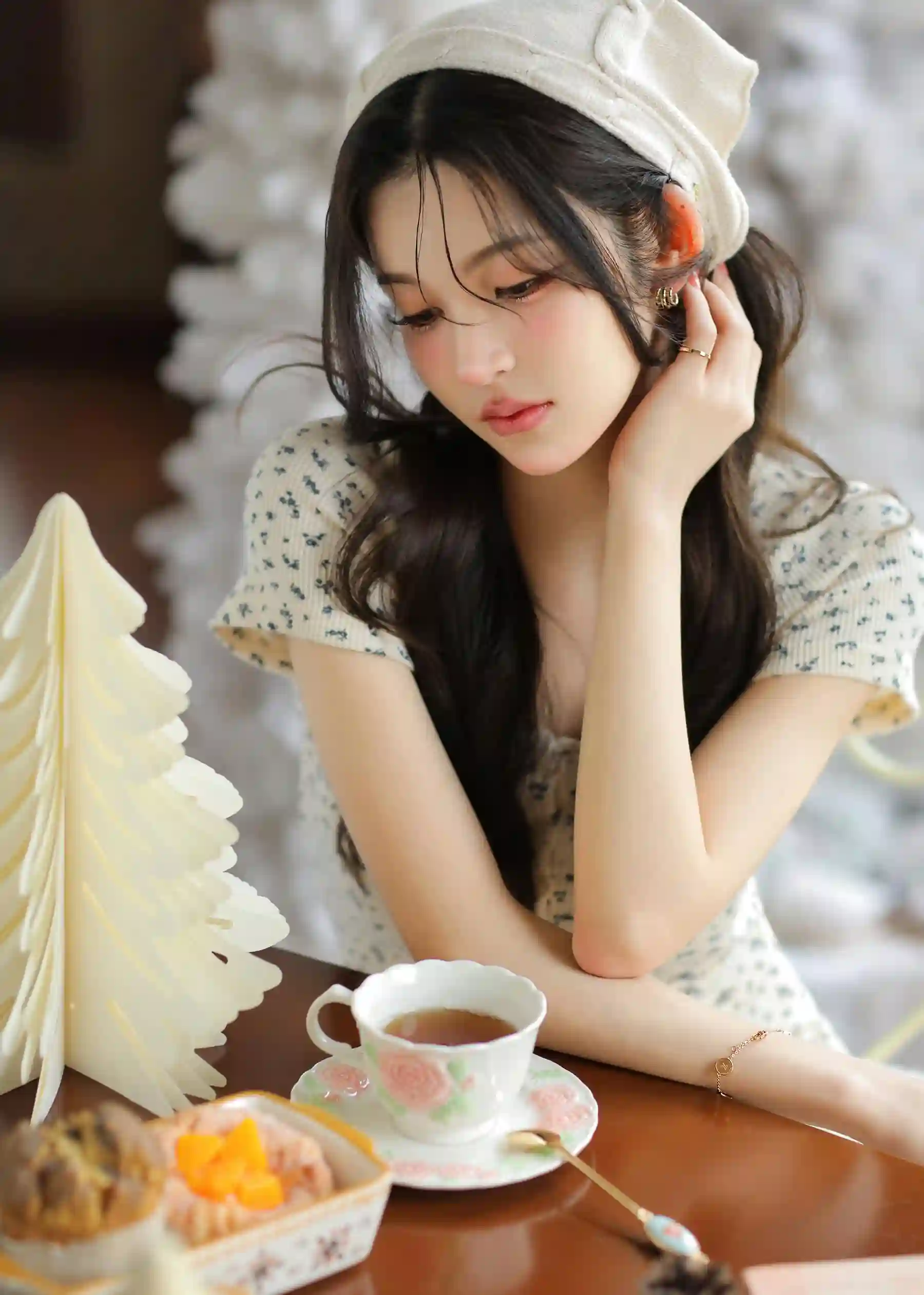 正在喝下午茶的长发戴帽美女 惬意 休闲时光