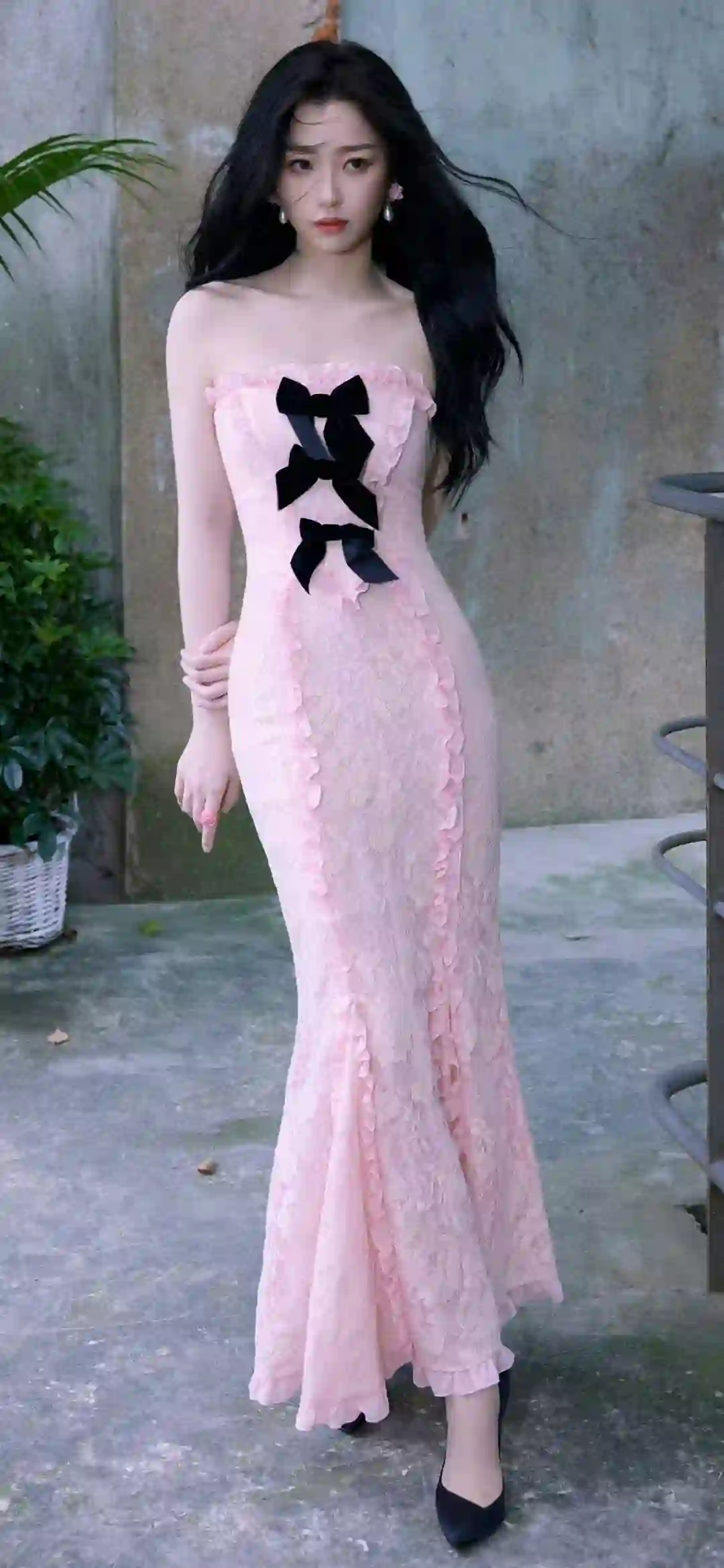 美女明星  虞书欣 粉红色抹胸长裙 户外写真