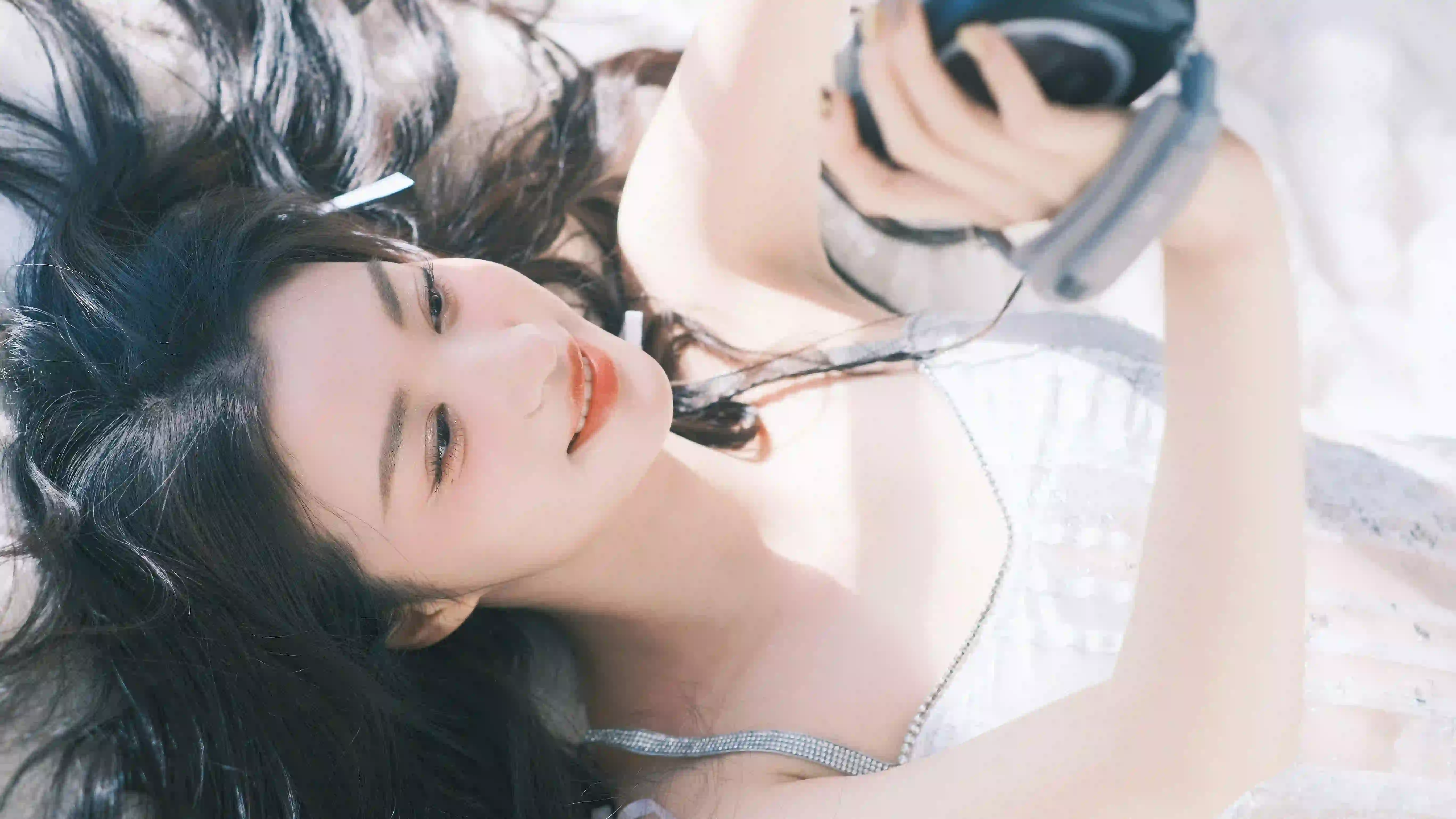 王楚然 长发可爱清纯美女 白色衣服 纯欲的白 单反相机