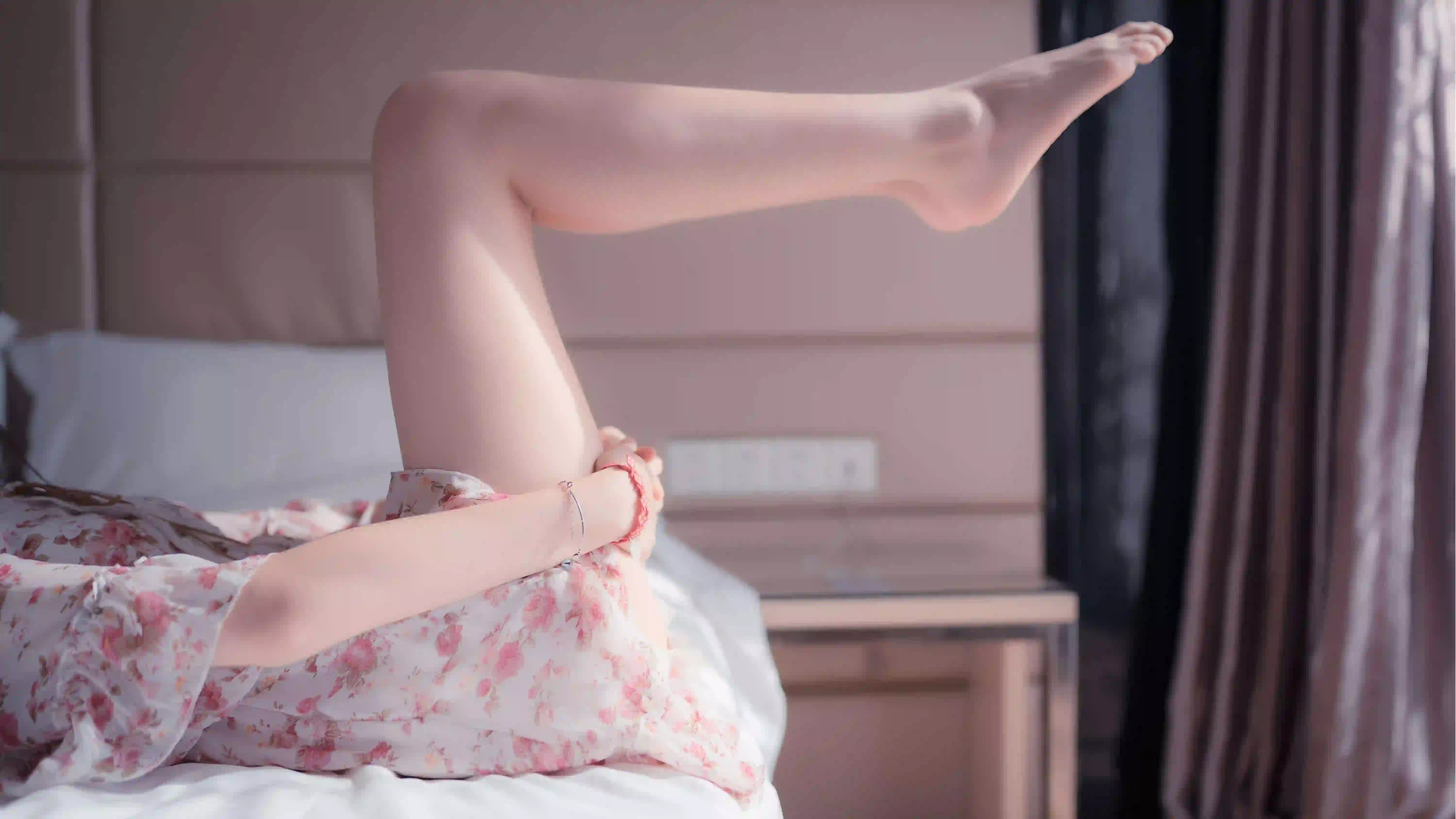 长腿性感美女 居家写真 美腿 碎花裙 8