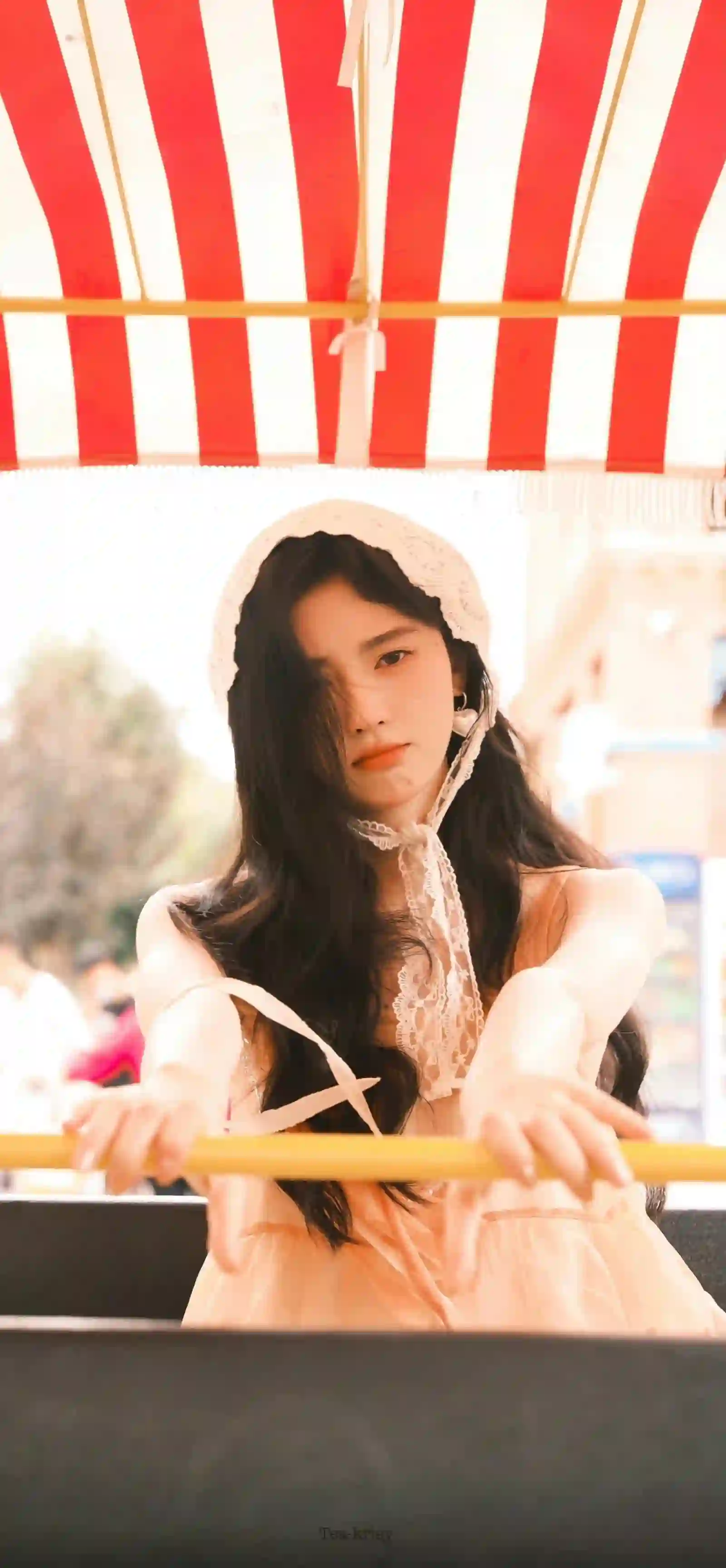 清纯少女 蕾丝帽 白色连衣裙 红白条纹 游乐场 暖色调 人像壁纸 鞠婧祎