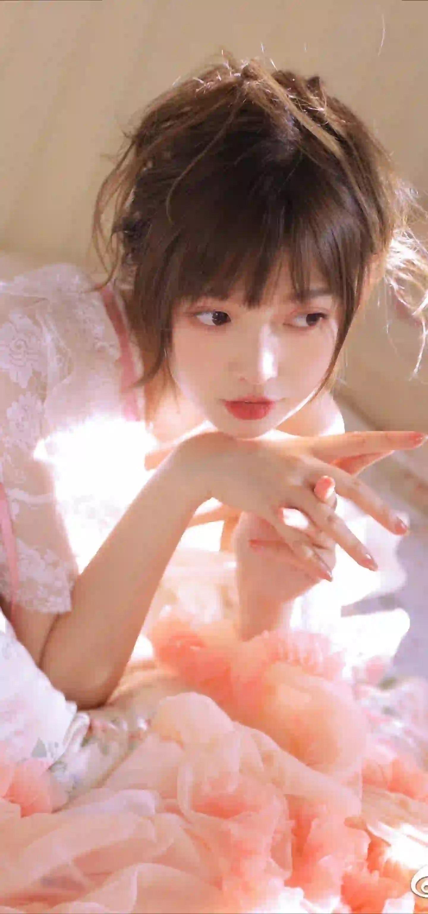 阳光 粉色长裙美女 光影