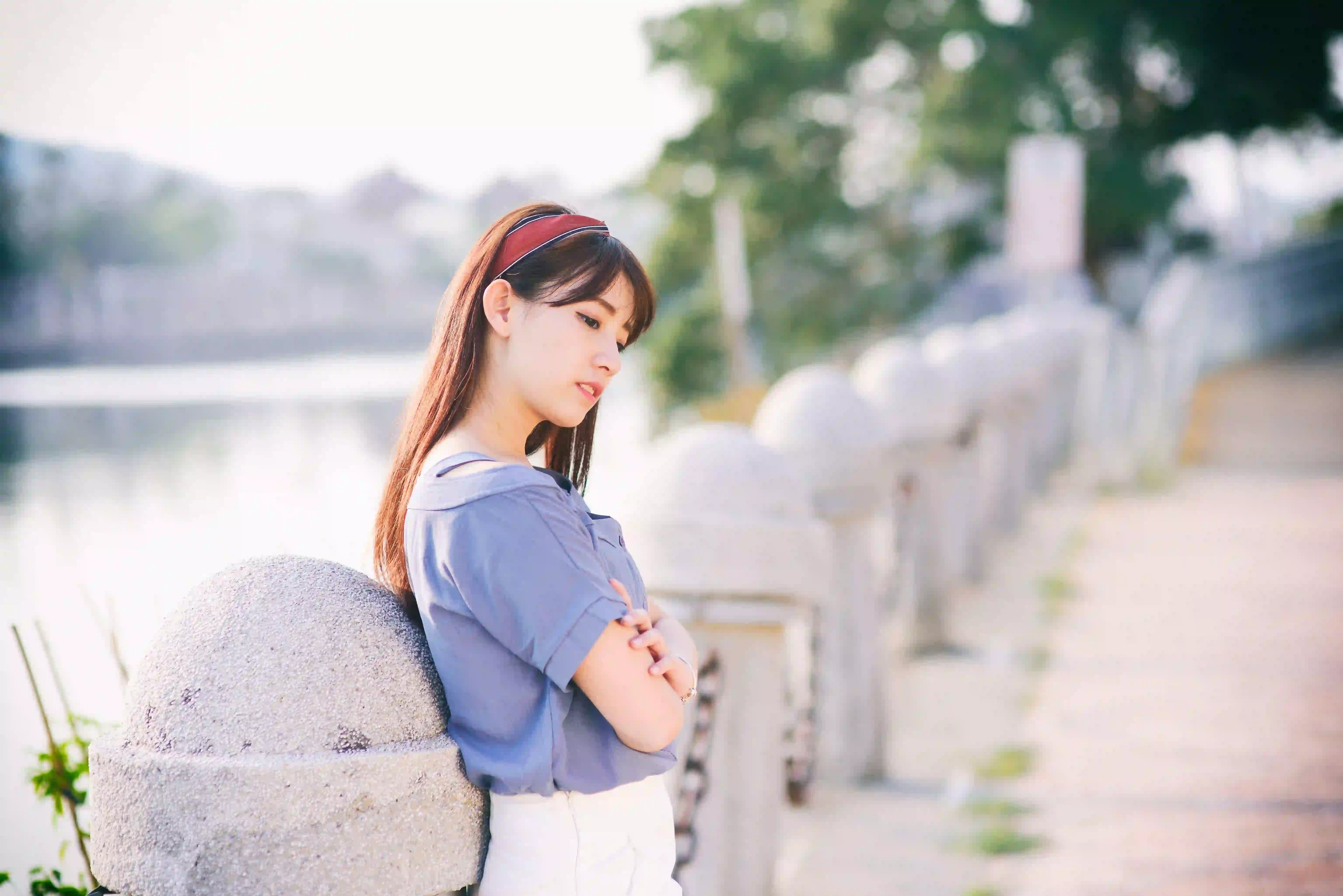 长发美女 户外 依靠