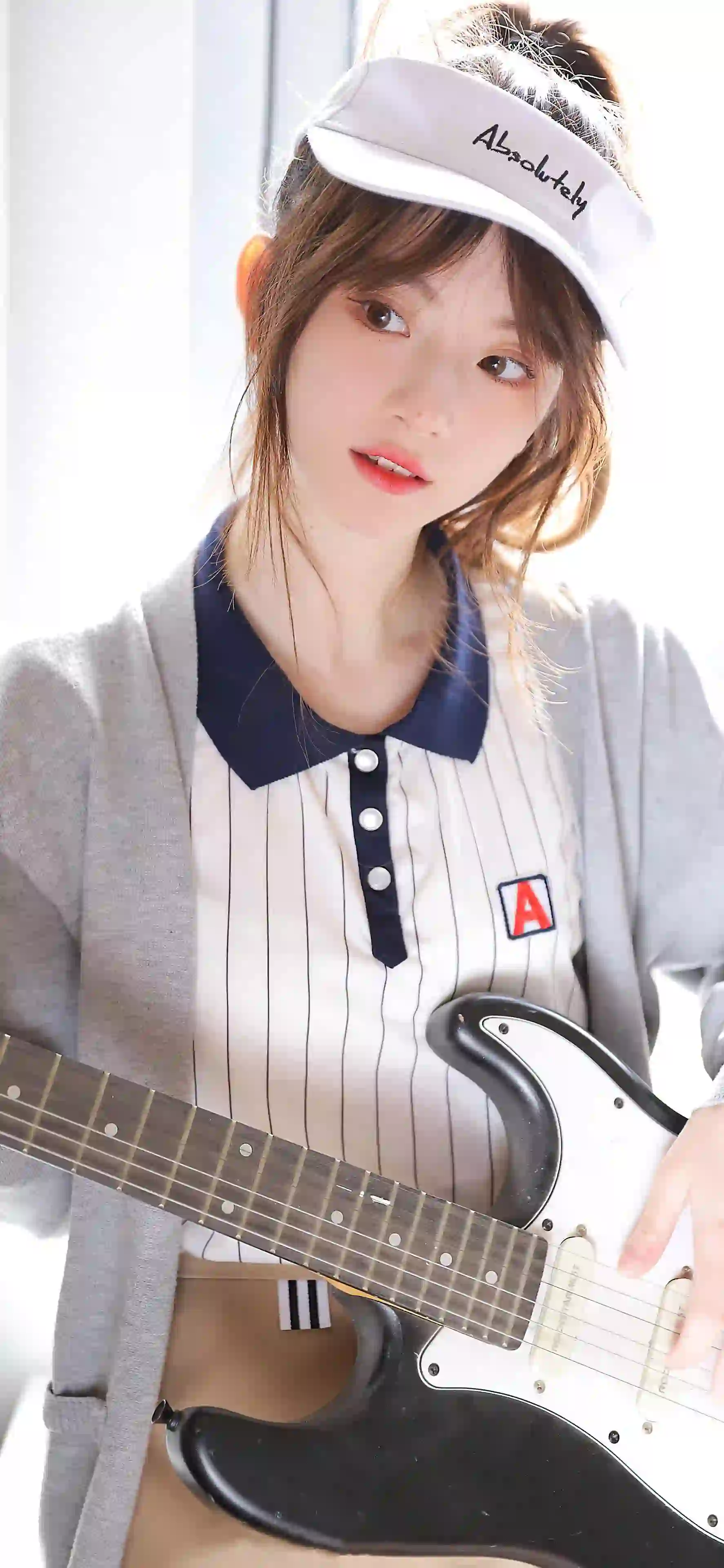 弹吉他的长发女孩 清纯美女
