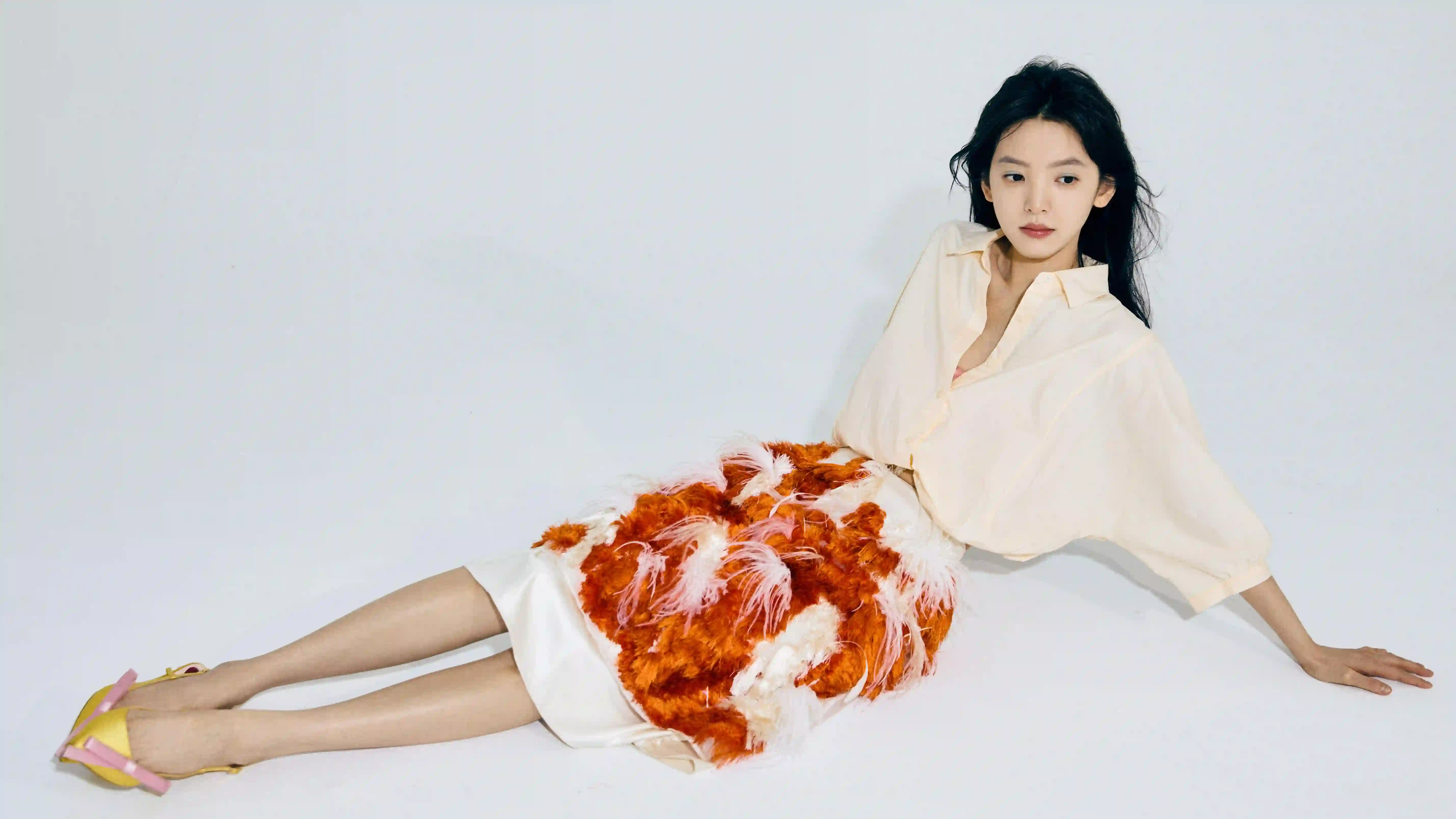明星 章若楠 5k壁纸 长腿美女 白色衣服