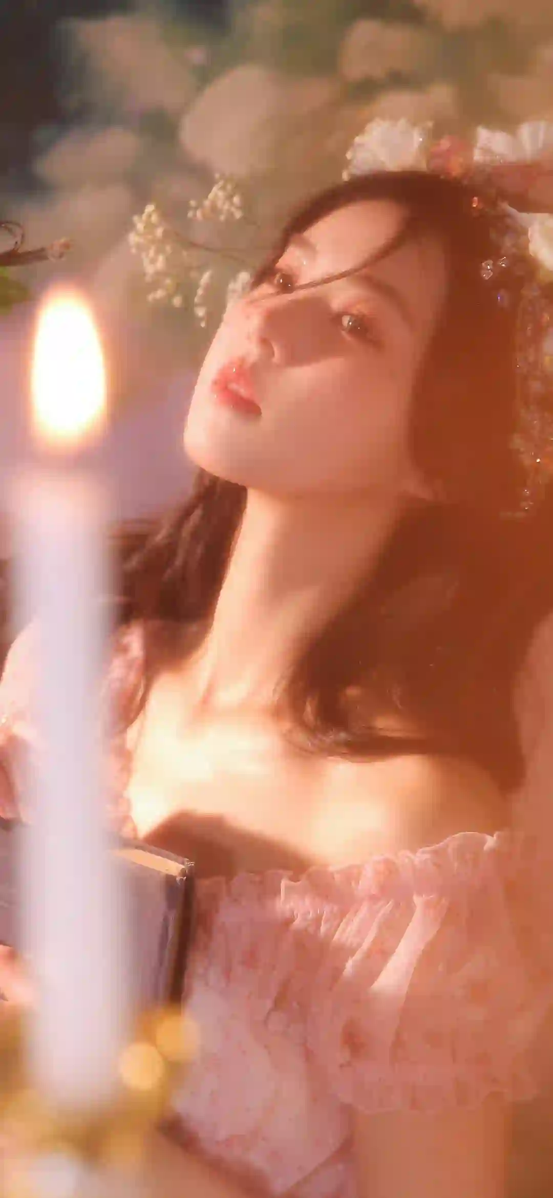 唯美场景 暖色调 长发女孩 烛光