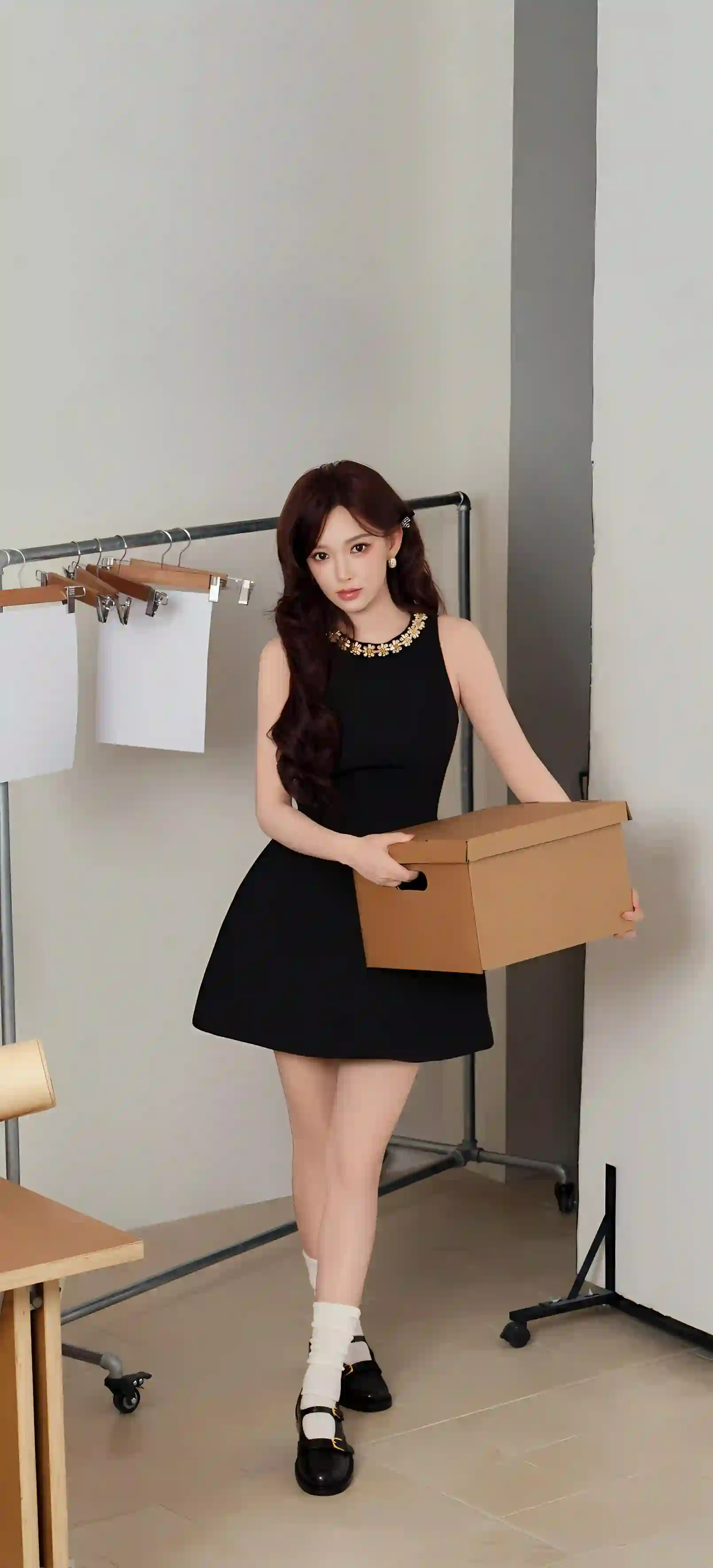 黑色连衣裙 长发美女 时尚写真 影棚 珠饰领口 堆堆袜 玛丽珍鞋 陈潇