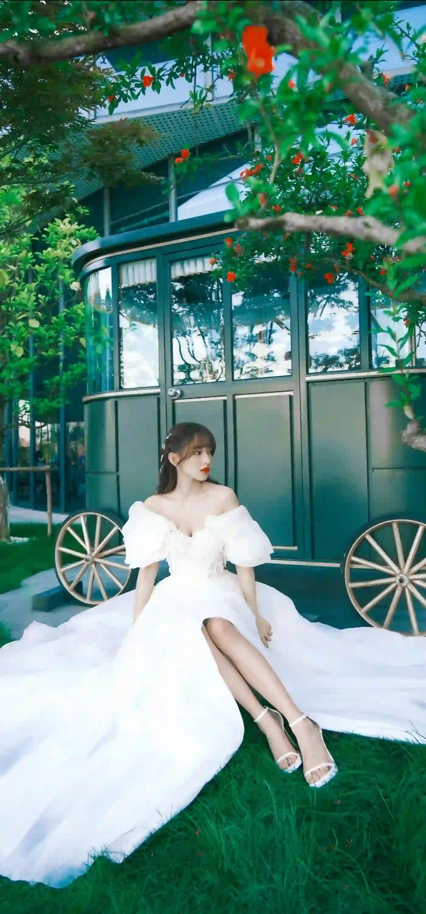 长发美女 白色长裙 户外 绿色 抹胸