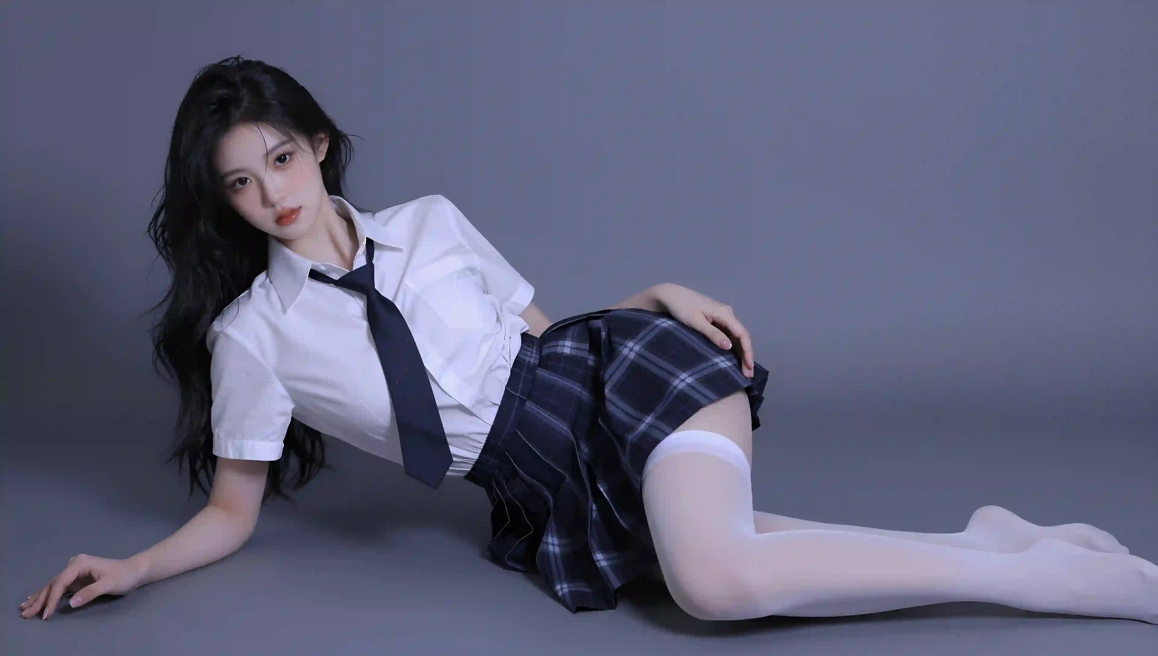 女孩 校服 格子裙 白丝 侧躺 写真