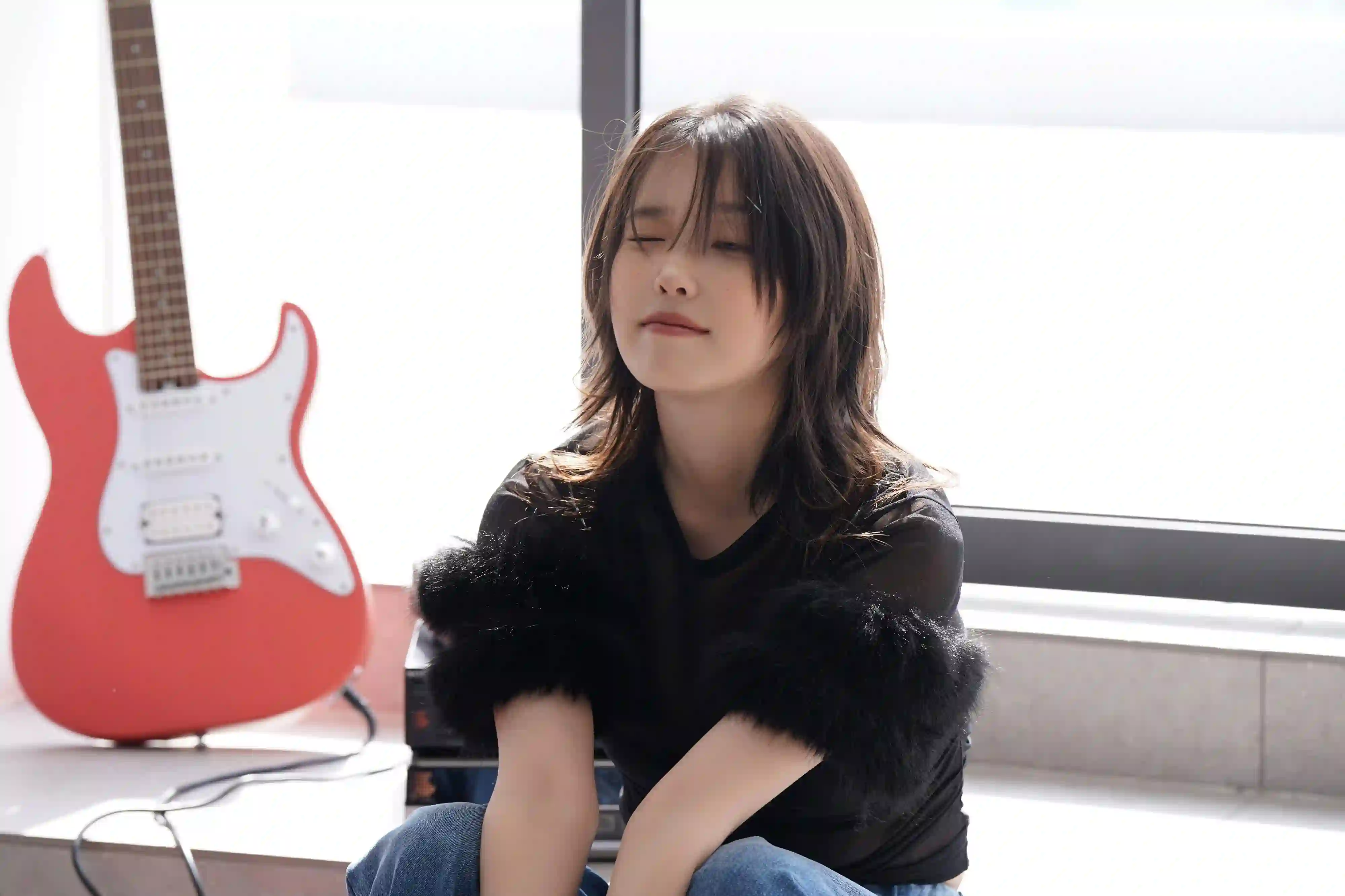 长发美女 美女明星 李知恩 IU 清纯美女 吉他 黑色外套