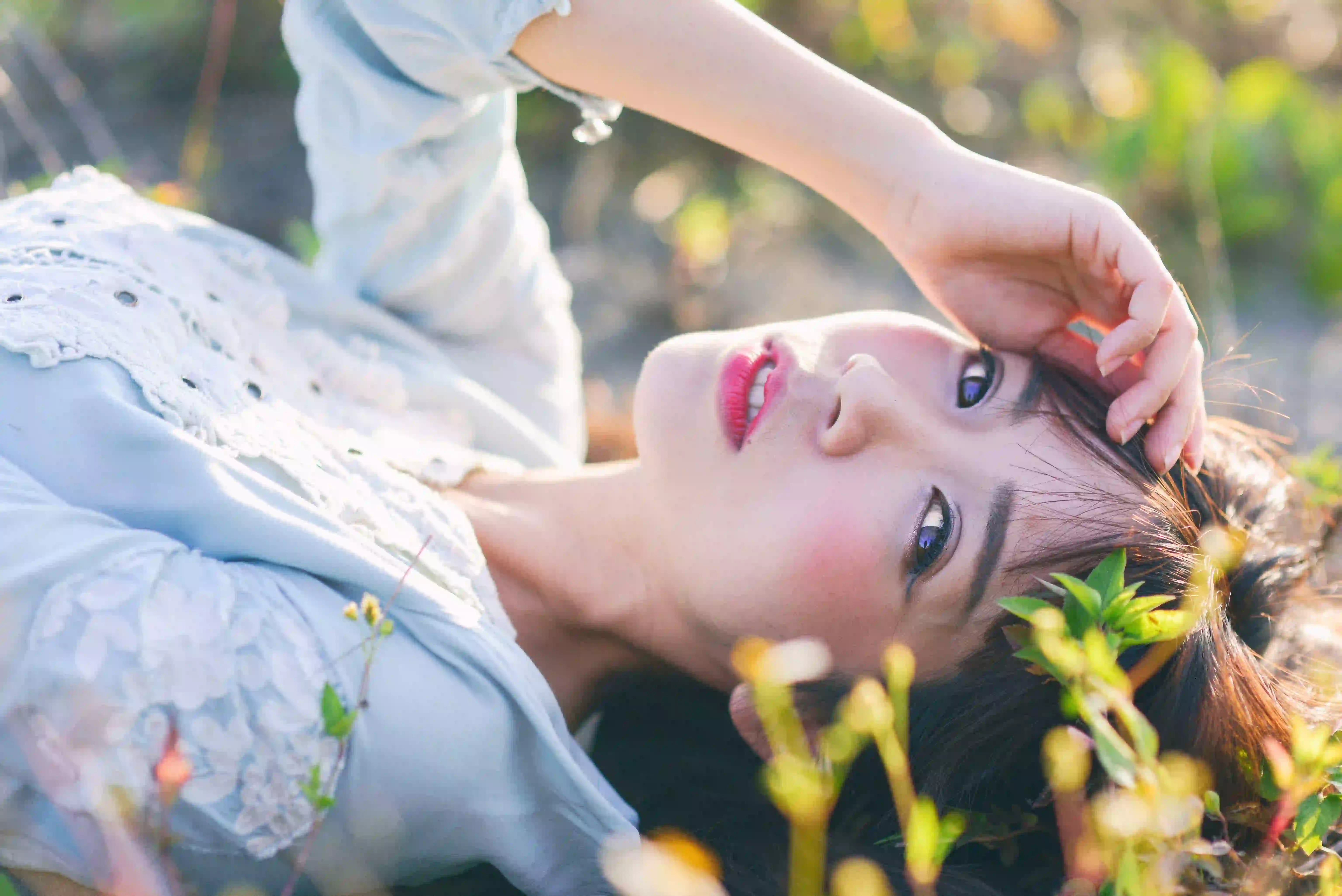 长发美女 户外 躺着