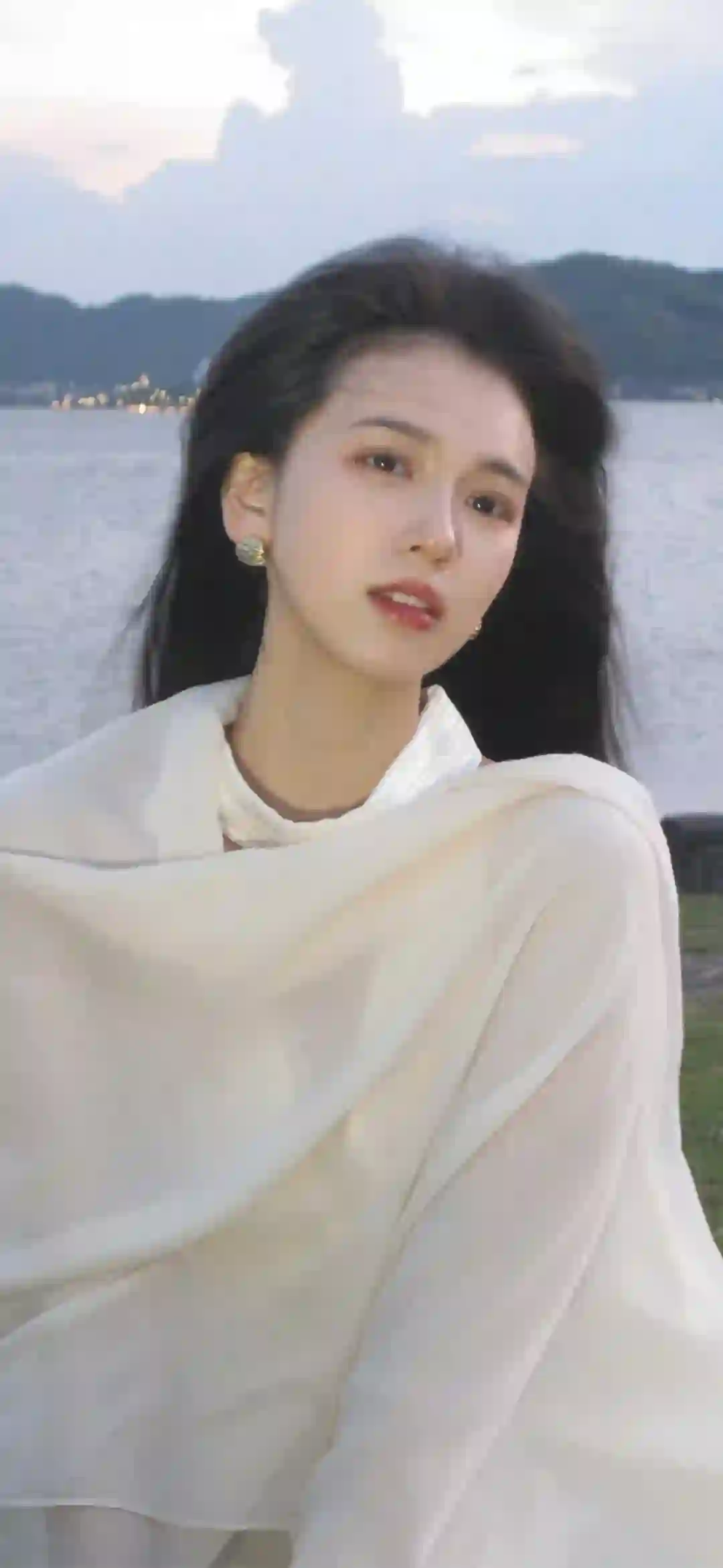 周也 白色裙子 户外写真 微风