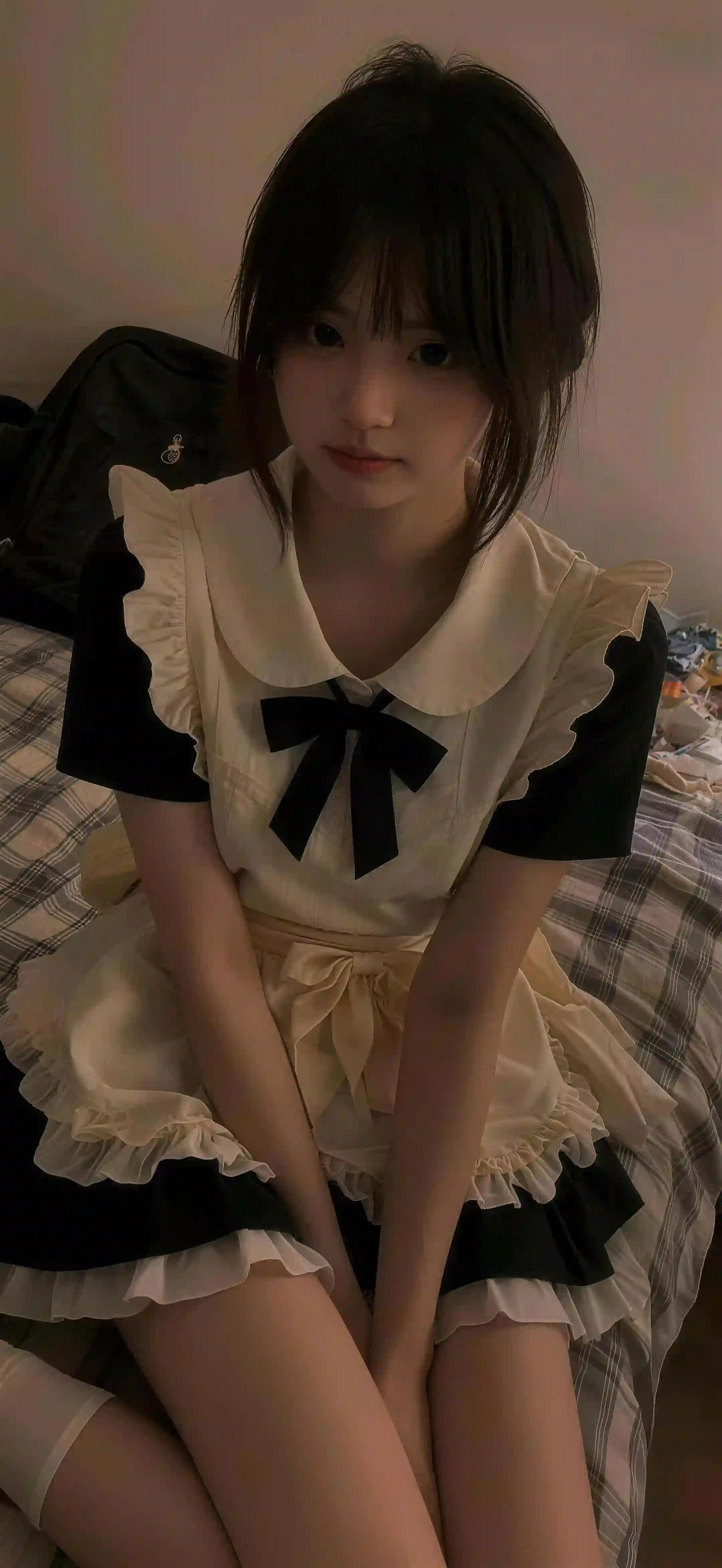 女仆装 可爱女孩 卧室 蝴蝶结 齐刘海 短发 格子床单