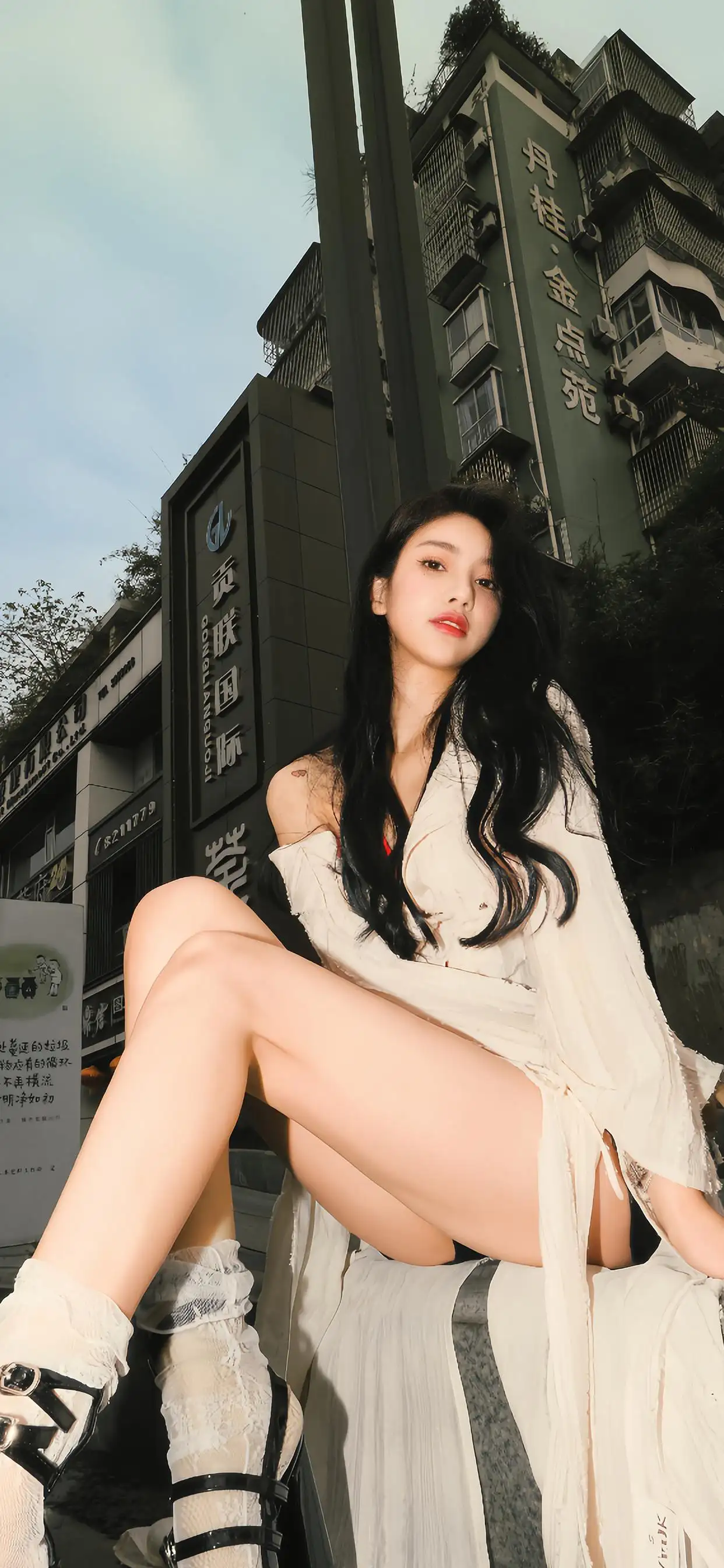 长发白裙长腿美女｜户外场景