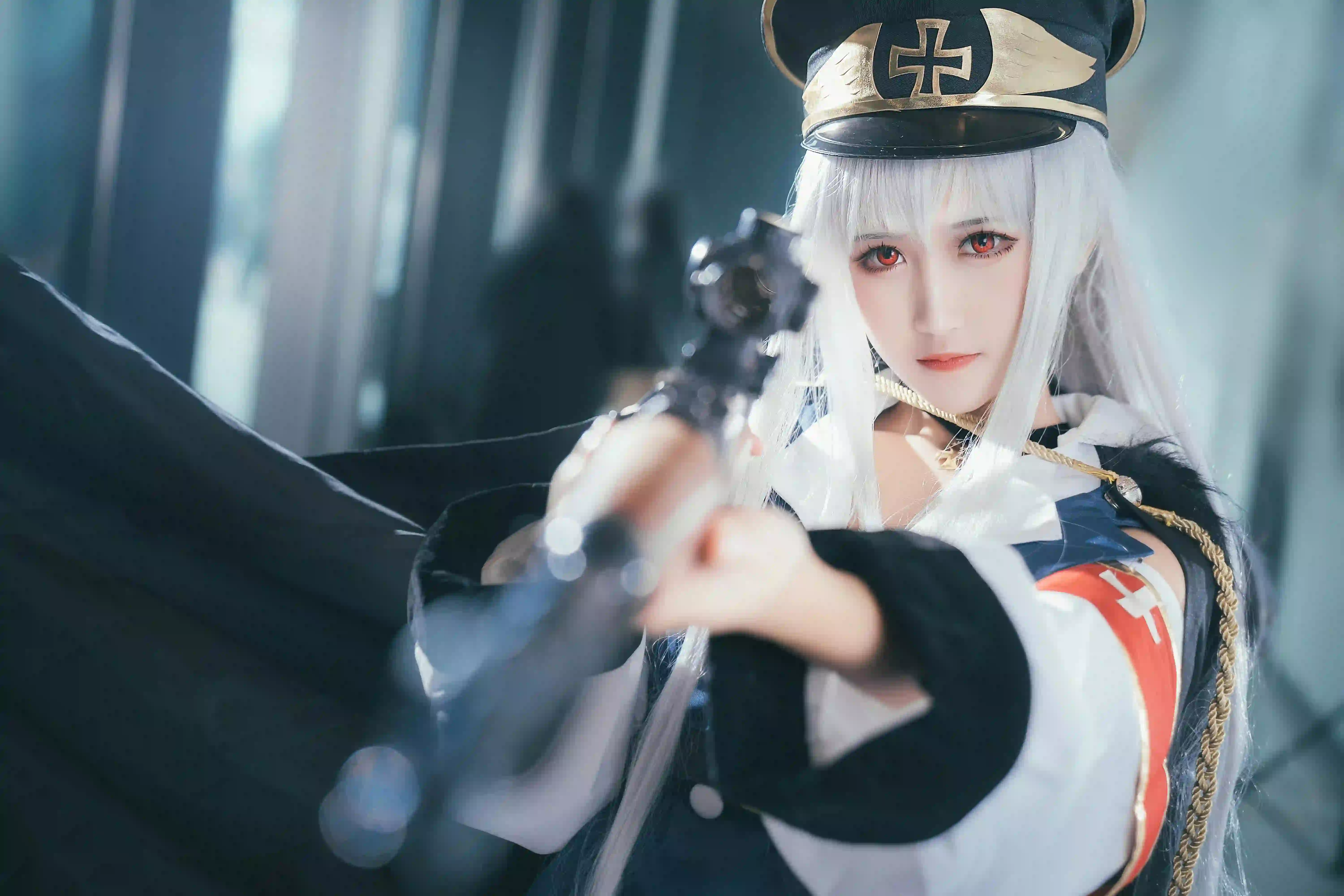长发美女 武器 白发女孩 战斗 酷飒