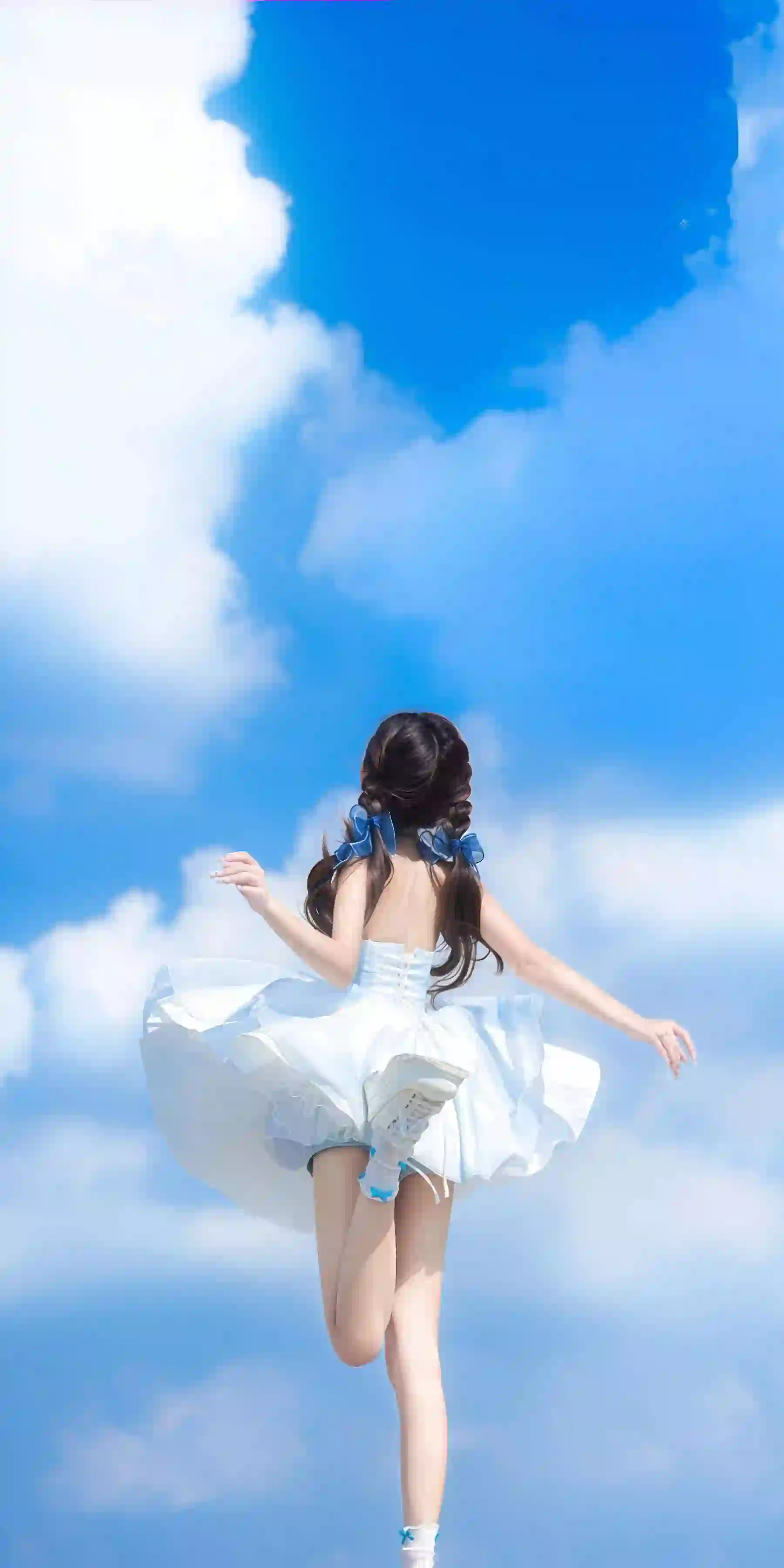 蓝天白云下翩翩起舞的长发短裙美女 户外 
