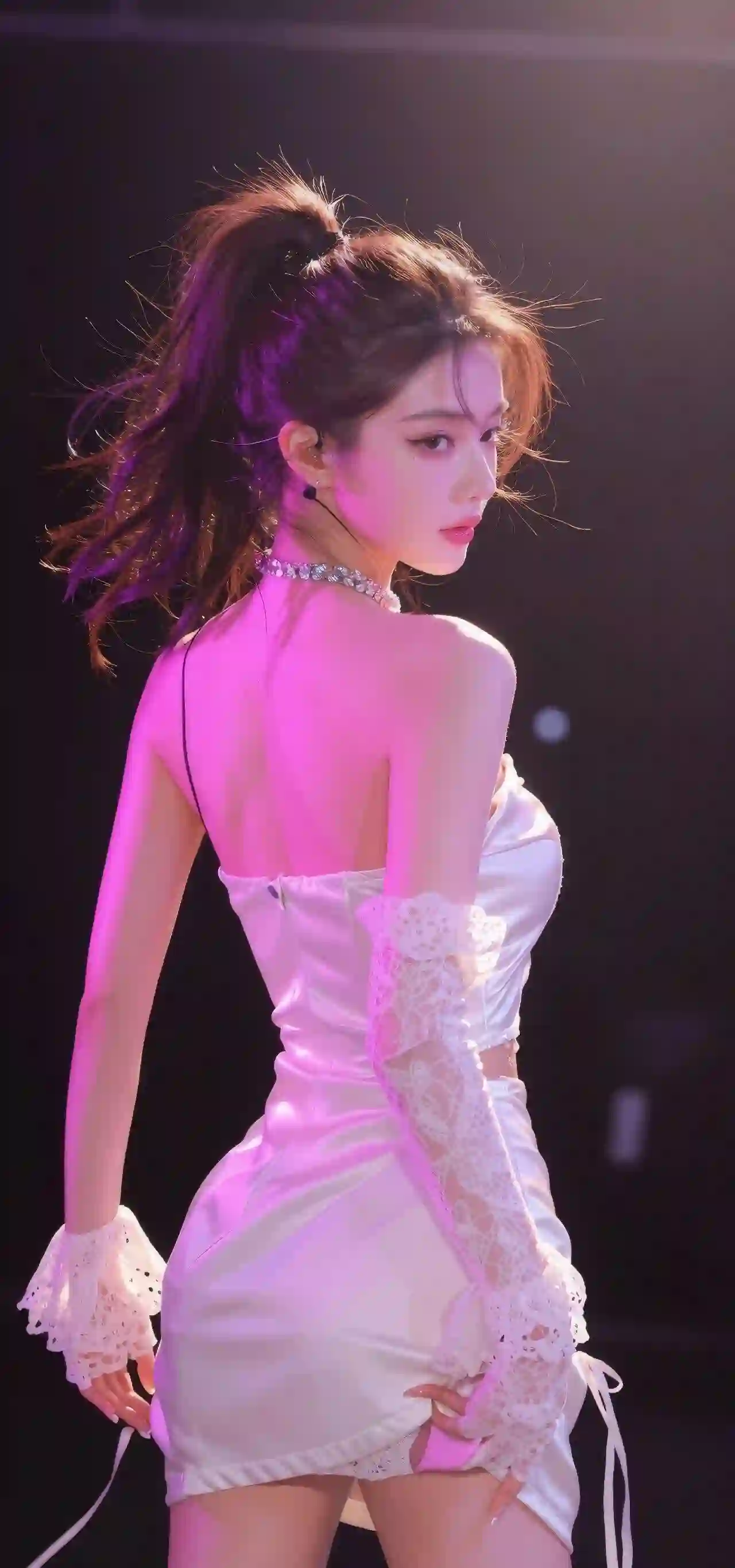 长发性感美女 长腿美女 紫色灯光 背影 白色裙子 露背装