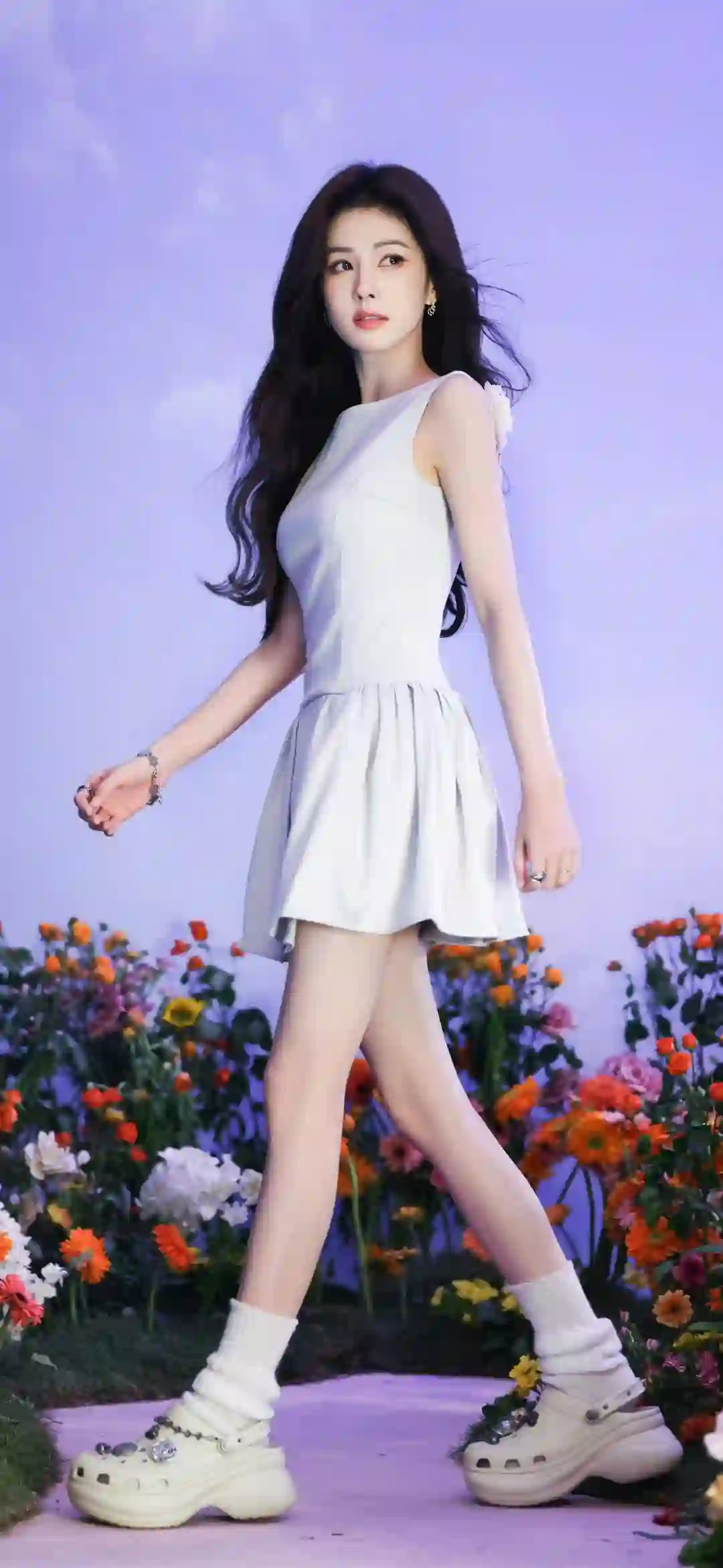 白鹿 长发美女 长腿美女 可爱 白色短裙 