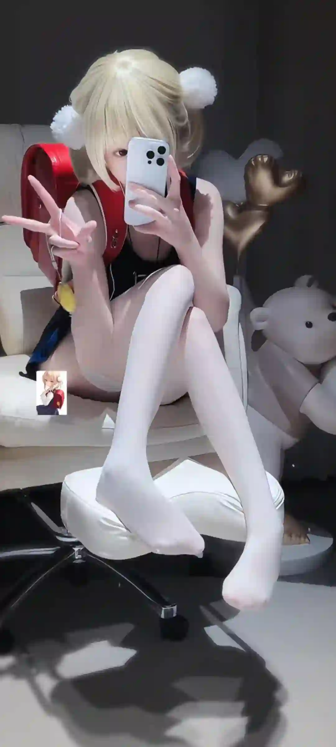 金色短发 cos 女孩 白丝 自拍 兔子玩偶 室内