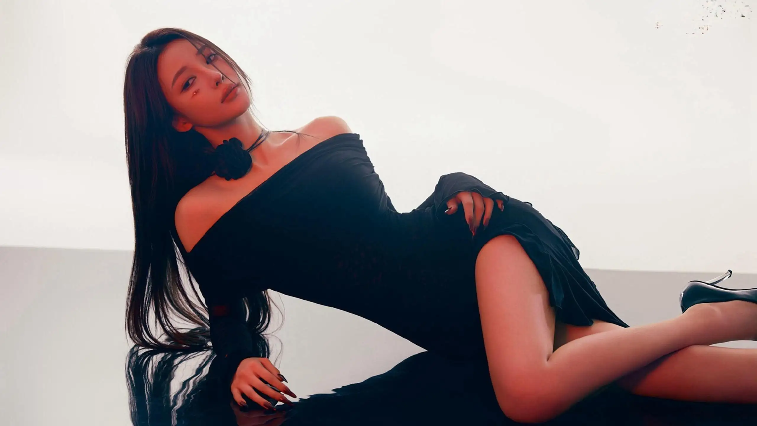 侧躺在地板上的长腿美女紧身抹胸连衣裙穿着写真壁纸图片