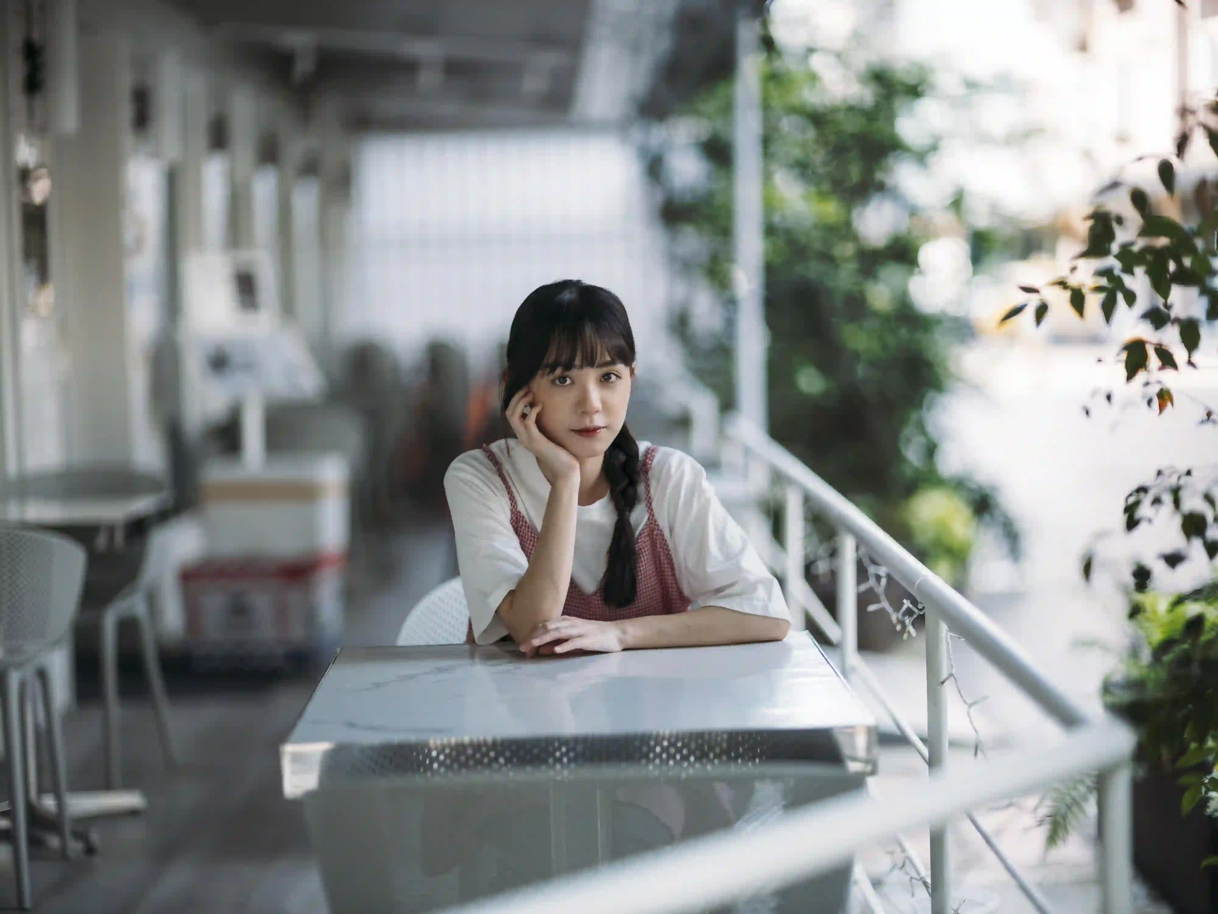 咖啡馆 少女 托腮 清新 写真 治愈 格纹裙 麻花辫
