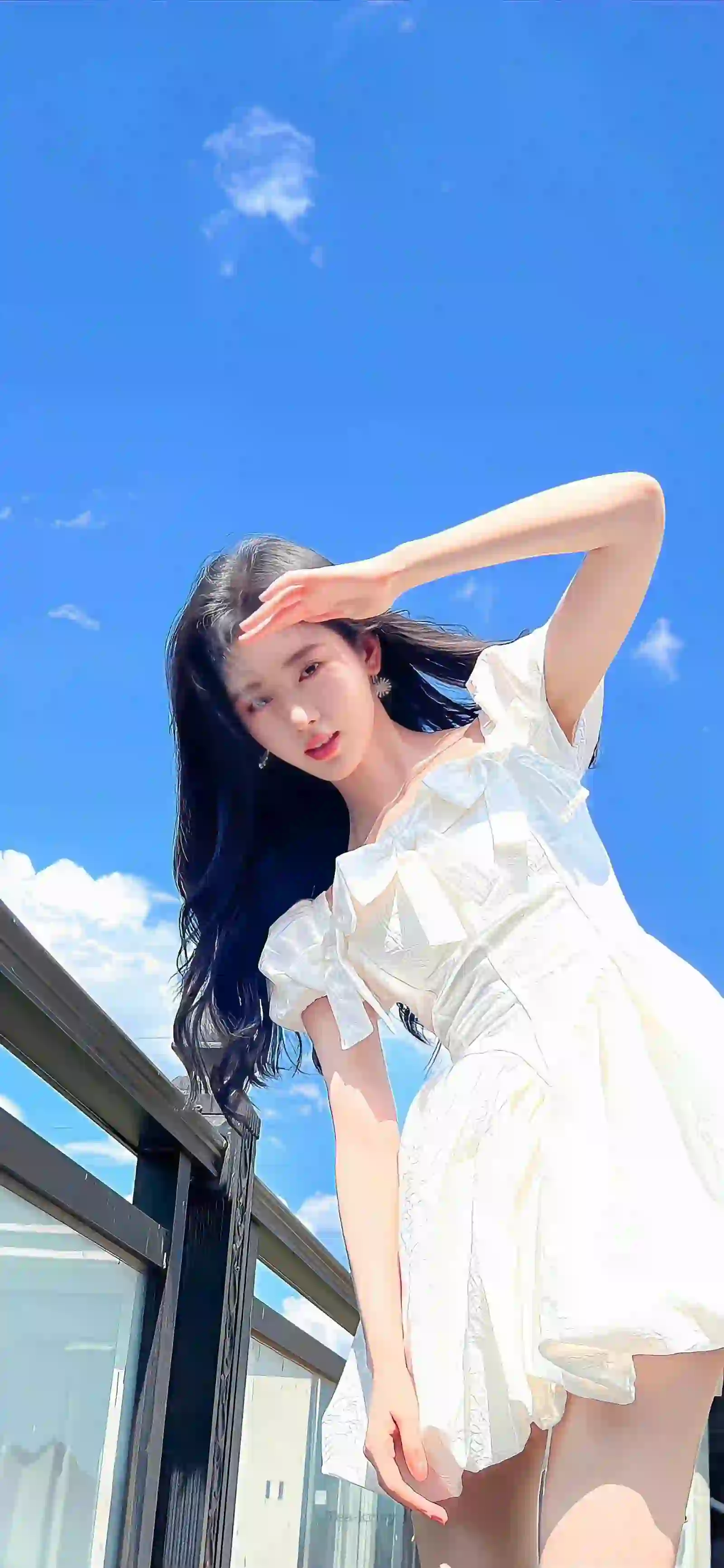 可爱白色短裙美女 蓝天白云 长发美女 户外