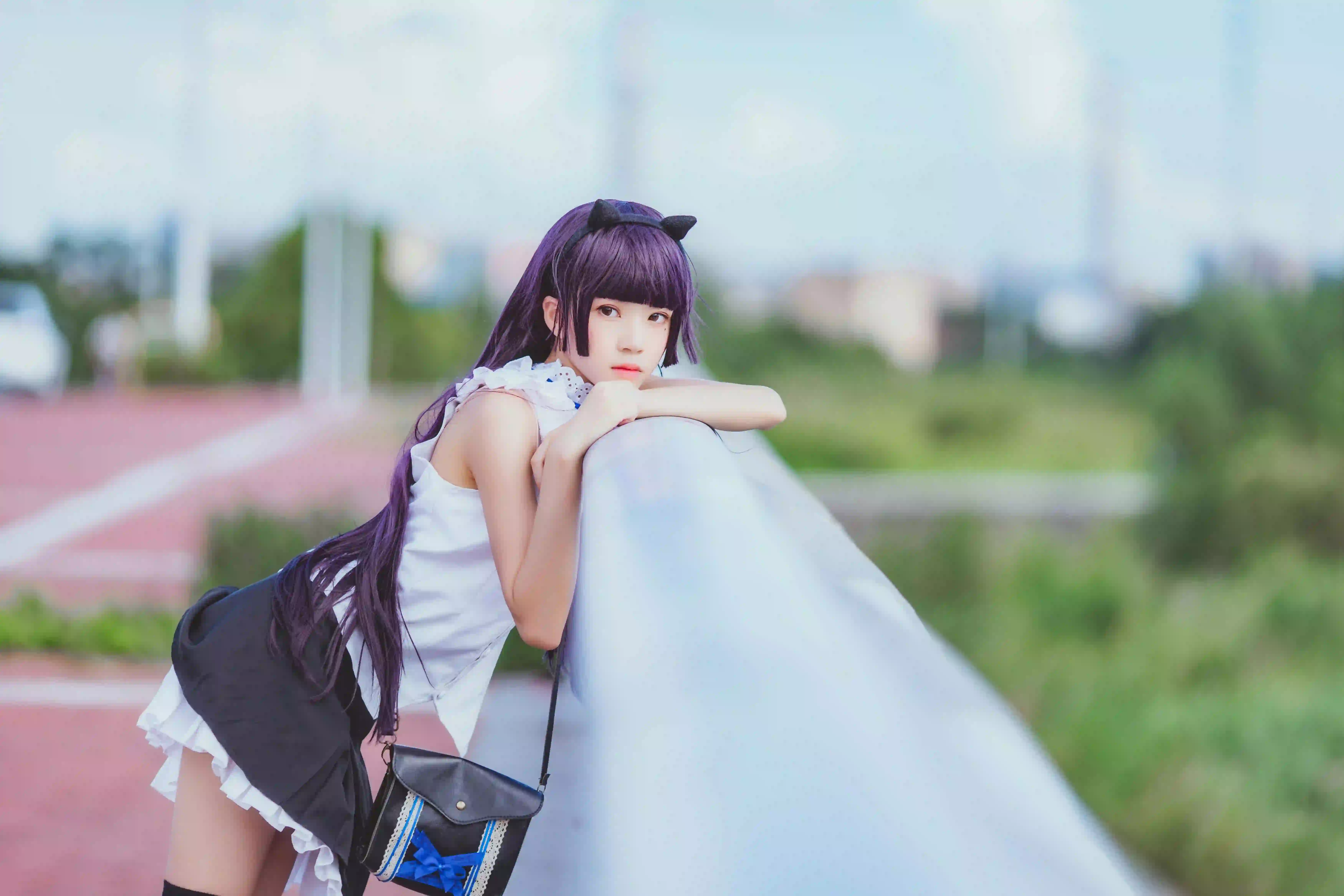 长发美女 户外 白色衣服 黑色短裙 黑丝美腿 栏杆