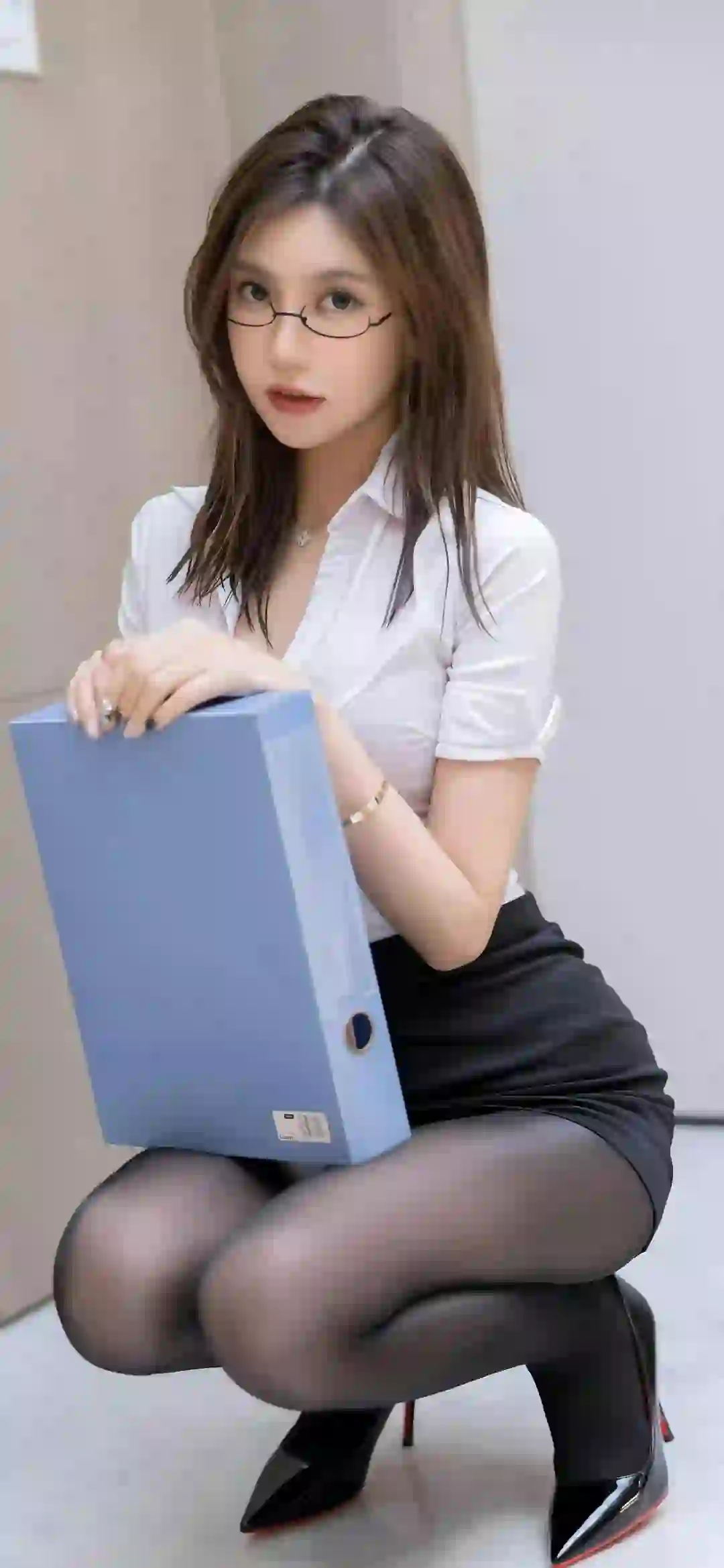 戴眼镜的长发黑色美女 职业装