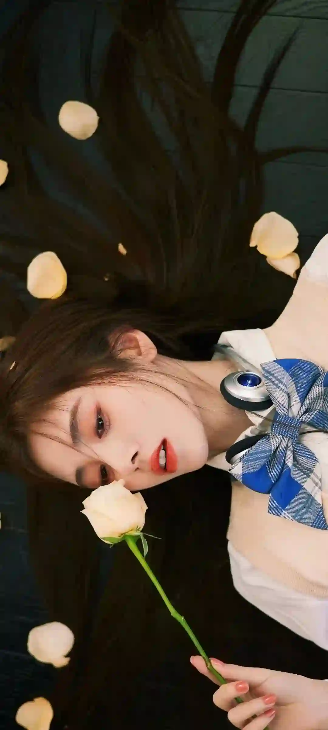 美女明星壁纸 鞠婧祎 手拿白色花朵的jk美女