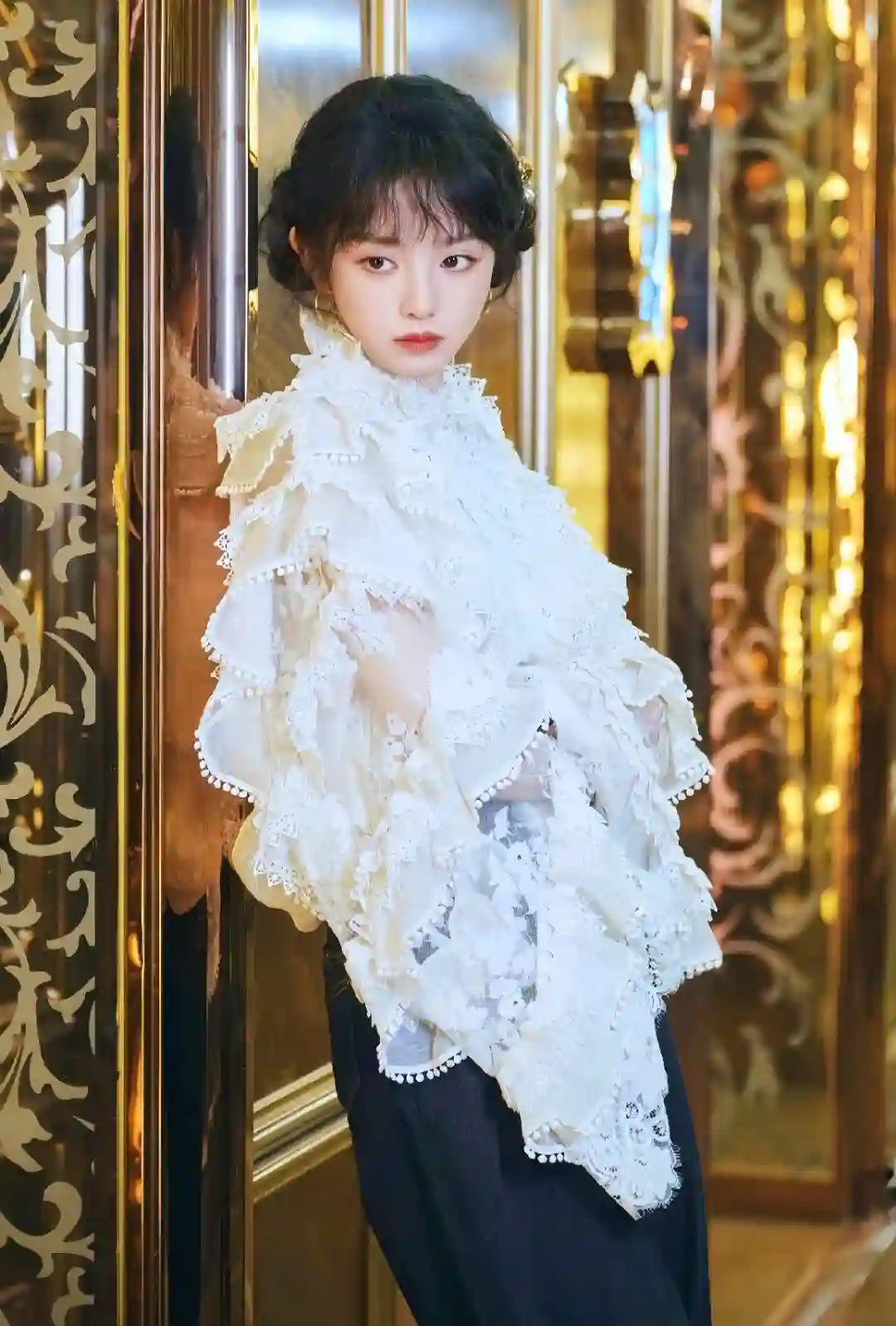 长发美女 个性穿搭 白色衣服 牛仔裤 明星 田曦薇